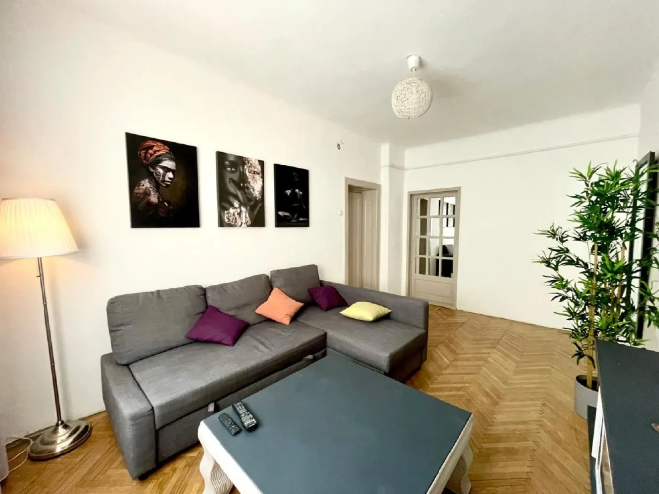 Domenii-Aviatori - K-Imobiliare va ofera spre vanzare un imobil in sistem duplex, cu potential de extindere si supraetajare, in zona Domenii-Aviatori. Momentan imobilul este structurat pe doua niveluri, cu posibilitate de mansardare si extindere. Necesita amenajare, consolidare, etc. Este pozitionat intr-o zona superba cu vecini linistiti, terenul liber este momentan inchiriat de la Primarie, dar se paote solicita titlu de proprietate. Pozele cu amenajarea sunt orientative si au fost realizate cand imobilul era inchiriat. actualmente este gol si pregatit pentru consolidare si extindere.