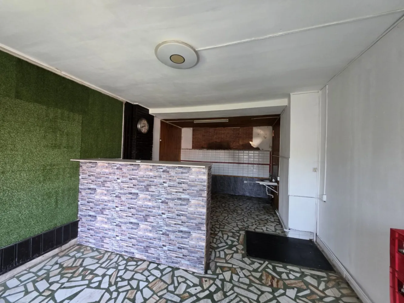 Soseaua Chitilei sect. 1 - K-Imobiliare va ofera spre inchiriere un spatiu comercial situat pe sos. Chitila, sector 1, cu o zona de curte exclusiva in suprafata de 30 mp, special dedicat activitatilor comerciale. Are o suprafata de 32 mp plus o camera depozitare la subsol, grup sanitar comun cu alte doua spatii comerciale.