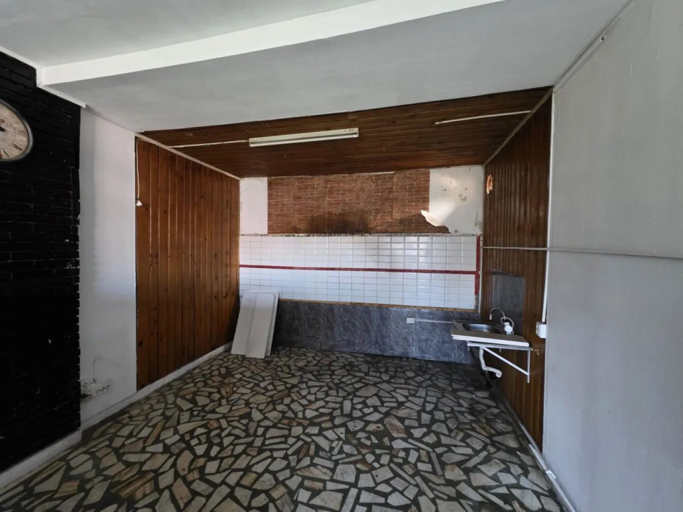 Soseaua Chitilei sect. 1 - K-Imobiliare va ofera spre inchiriere un spatiu comercial situat pe sos. Chitila, sector 1, cu o zona de curte exclusiva in suprafata de 30 mp, special dedicat activitatilor comerciale. Are o suprafata de 32 mp plus o camera depozitare la subsol, grup sanitar comun cu alte doua spatii comerciale.