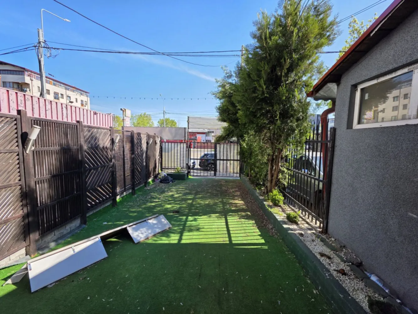 Soseaua Chitilei sect. 1 - K-Imobiliare va ofera spre inchiriere un spatiu comercial situat pe sos. Chitila, sector 1, cu o zona de curte exclusiva in suprafata de 30 mp, special dedicat activitatilor comerciale. Are o suprafata de 32 mp plus o camera depozitare la subsol, grup sanitar comun cu alte doua spatii comerciale.
