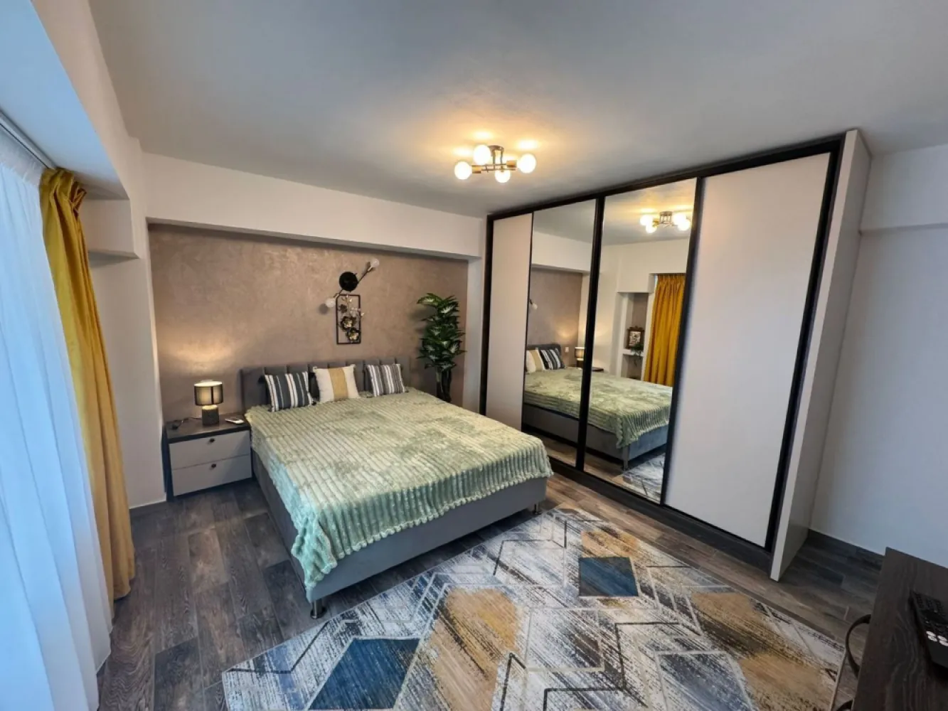 Apartament 2 camere ULTRACENTRAL – Bd. Unirii, | Zona Banca Franceza - K Imobiliare propune spre inchiriere apartament 2 camere ULTRACENTRAL – Bd. Unirii, Banca Franceză

📍 Locație premium, acces rapid către toate punctele cheie din București – ideal pentru locuire confortabilă și stabilitate pe termen lung.
📌 Caracteristici principale
Suprafață: 67 mp utili
Etaj: 2 / 10
Compartimentare: decomandat
Configurație: living, dormitor, bucătărie, baie, hol generos, balcon
Bloc: 1996, întreținut, lift modern
Vedere: deschisă
🏠 Complet mobilat & utilat – mutare imediată

❄️ Aer condiționat 12.000 BTU (răcire + încălzire)
🧺 Mașină de spălat rufe + uscător
🍽️ Mașină de spălat vase
🔥 Cuptor electric, plită gaz, hotă, microunde
🧊 Combină frigorifică
☕ Espressor cafea
📺 TV-uri smart
🛋️ Mobilier modern (MDF + PAL)
🛏️ Colțar extensibil + pat cu ladă
👔 Dressinguri generoase
🔥 Boiler baie + bucătărie
⭐ Avantaje cheie

📍 Locație ultracentrală – Bd. Unirii
🚇 Metrou ~8 minute – Unirii / Piața Muncii
🛠️ Renovat recent – instalații schimbate, finisaje moderne
🔒 Siguranță – ușă metalică + supraveghere video
🚗 Parcare – disponibilă în zonă
🌆 Zonă & acces

Acces rapid: Unirii, Universitate, Izvor
Aproape de: restaurante, cafenele, parcuri, centre culturale
Facilități complete: școli, grădinițe, magazine
💰 Condiții de închiriere

Chirie: 850 €/lună
Garanție: 1000 €
Contract înregistrat ANAF
Perioadă minimă: 12 luni