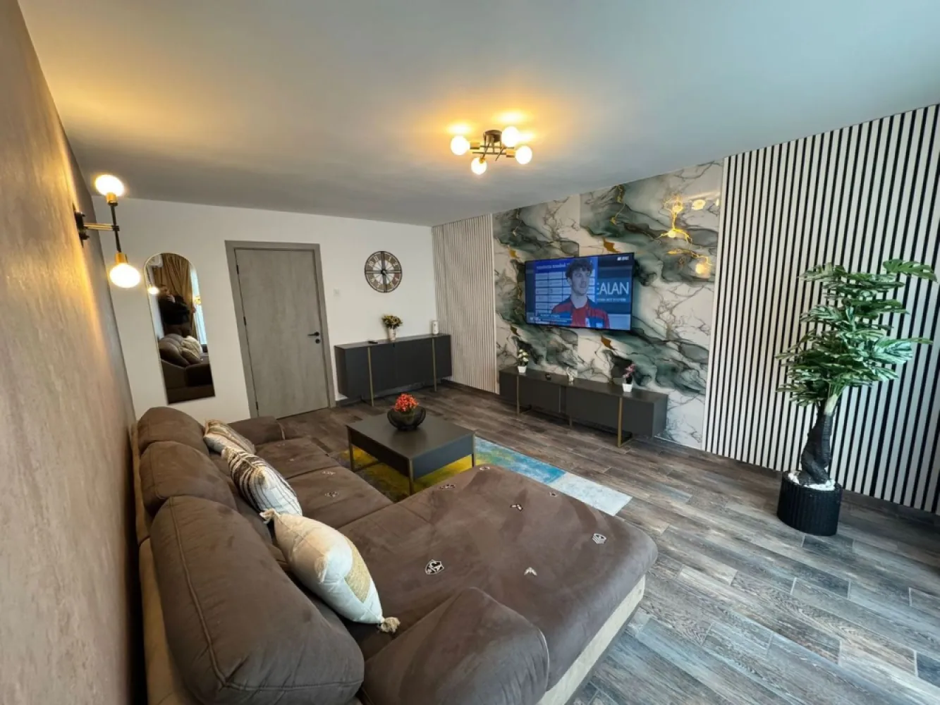 Apartament 2 camere ULTRACENTRAL – Bd. Unirii, | Zona Banca Franceza - K Imobiliare propune spre inchiriere apartament 2 camere ULTRACENTRAL – Bd. Unirii, Banca Franceză

📍 Locație premium, acces rapid către toate punctele cheie din București – ideal pentru locuire confortabilă și stabilitate pe termen lung.
📌 Caracteristici principale
Suprafață: 67 mp utili
Etaj: 2 / 10
Compartimentare: decomandat
Configurație: living, dormitor, bucătărie, baie, hol generos, balcon
Bloc: 1996, întreținut, lift modern
Vedere: deschisă
🏠 Complet mobilat & utilat – mutare imediată

❄️ Aer condiționat 12.000 BTU (răcire + încălzire)
🧺 Mașină de spălat rufe + uscător
🍽️ Mașină de spălat vase
🔥 Cuptor electric, plită gaz, hotă, microunde
🧊 Combină frigorifică
☕ Espressor cafea
📺 TV-uri smart
🛋️ Mobilier modern (MDF + PAL)
🛏️ Colțar extensibil + pat cu ladă
👔 Dressinguri generoase
🔥 Boiler baie + bucătărie
⭐ Avantaje cheie

📍 Locație ultracentrală – Bd. Unirii
🚇 Metrou ~8 minute – Unirii / Piața Muncii
🛠️ Renovat recent – instalații schimbate, finisaje moderne
🔒 Siguranță – ușă metalică + supraveghere video
🚗 Parcare – disponibilă în zonă
🌆 Zonă & acces

Acces rapid: Unirii, Universitate, Izvor
Aproape de: restaurante, cafenele, parcuri, centre culturale
Facilități complete: școli, grădinițe, magazine
💰 Condiții de închiriere

Chirie: 850 €/lună
Garanție: 1000 €
Contract înregistrat ANAF
Perioadă minimă: 12 luni