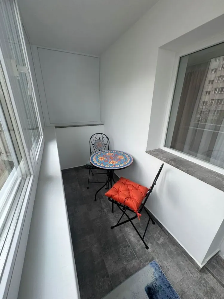 Apartament 2 camere ULTRACENTRAL – Bd. Unirii, | Zona Banca Franceza - K Imobiliare propune spre inchiriere apartament 2 camere ULTRACENTRAL – Bd. Unirii, Banca Franceză

📍 Locație premium, acces rapid către toate punctele cheie din București – ideal pentru locuire confortabilă și stabilitate pe termen lung.
📌 Caracteristici principale
Suprafață: 67 mp utili
Etaj: 2 / 10
Compartimentare: decomandat
Configurație: living, dormitor, bucătărie, baie, hol generos, balcon
Bloc: 1996, întreținut, lift modern
Vedere: deschisă
🏠 Complet mobilat & utilat – mutare imediată

❄️ Aer condiționat 12.000 BTU (răcire + încălzire)
🧺 Mașină de spălat rufe + uscător
🍽️ Mașină de spălat vase
🔥 Cuptor electric, plită gaz, hotă, microunde
🧊 Combină frigorifică
☕ Espressor cafea
📺 TV-uri smart
🛋️ Mobilier modern (MDF + PAL)
🛏️ Colțar extensibil + pat cu ladă
👔 Dressinguri generoase
🔥 Boiler baie + bucătărie
⭐ Avantaje cheie

📍 Locație ultracentrală – Bd. Unirii
🚇 Metrou ~8 minute – Unirii / Piața Muncii
🛠️ Renovat recent – instalații schimbate, finisaje moderne
🔒 Siguranță – ușă metalică + supraveghere video
🚗 Parcare – disponibilă în zonă
🌆 Zonă & acces

Acces rapid: Unirii, Universitate, Izvor
Aproape de: restaurante, cafenele, parcuri, centre culturale
Facilități complete: școli, grădinițe, magazine
💰 Condiții de închiriere

Chirie: 850 €/lună
Garanție: 1000 €
Contract înregistrat ANAF
Perioadă minimă: 12 luni