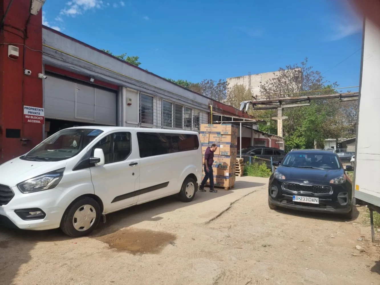 Depozit 240 mp de închiriat Drumul Între Tarlale |acces TIR birou - K Imobiliare vă propune spre închiriere un spațiu de depozitare situat în zona Drumul Între Tarlale, ideal pentru logistică, distribuție, e-commerce sau activități de producție ușoară.

Depozitul este amplasat la parter și beneficiază de acces facil pentru aprovizionare, inclusiv acces TIR, fiind potrivit pentru firme care au nevoie de flux constant de marfă.
**Caracteristici principale:**
* Suprafață depozit: 240 mp
* Compartimentare eficientă
* Ușă mare tip garaj pentru acces facil marfă
* Lumină naturală (ferestre mari)
* Înălțime optimă pentru depozitare
* Centrală termică proprie
* Spațiu birou inclus

**Facilități și avantaje:**
* Acces TIR
* Curte pentru manevră și descărcare
* 4 locuri de parcare
* Zonă industrială activă
* Acces rapid către centură și artere principale

**Destinații recomandate:**
depozitare marfă, curierat, e-commerce, logistică, producție ușoară, distribuție
**Localizare:**
Drumul Între Tarlale – zonă industrială, ușor accesibilă pentru transportatori și activități comerciale.

**Disponibilitate:**
Disponibil începând cu 1 iunie 2026

Pentru mai multe detalii sau programarea unei vizionări, nu ezitați să ne contactați!