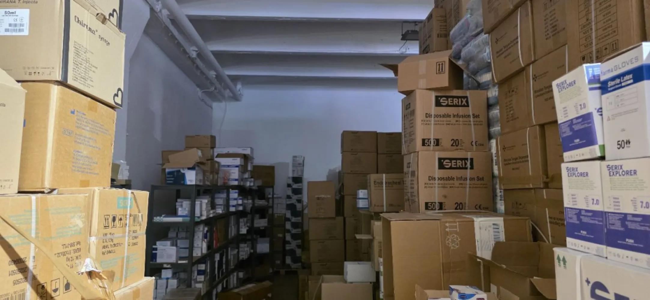 Depozit 240 mp de închiriat Drumul Între Tarlale |acces TIR birou - K Imobiliare vă propune spre închiriere un spațiu de depozitare situat în zona Drumul Între Tarlale, ideal pentru logistică, distribuție, e-commerce sau activități de producție ușoară.

Depozitul este amplasat la parter și beneficiază de acces facil pentru aprovizionare, inclusiv acces TIR, fiind potrivit pentru firme care au nevoie de flux constant de marfă.
**Caracteristici principale:**
* Suprafață depozit: 240 mp
* Compartimentare eficientă
* Ușă mare tip garaj pentru acces facil marfă
* Lumină naturală (ferestre mari)
* Înălțime optimă pentru depozitare
* Centrală termică proprie
* Spațiu birou inclus

**Facilități și avantaje:**
* Acces TIR
* Curte pentru manevră și descărcare
* 4 locuri de parcare
* Zonă industrială activă
* Acces rapid către centură și artere principale

**Destinații recomandate:**
depozitare marfă, curierat, e-commerce, logistică, producție ușoară, distribuție
**Localizare:**
Drumul Între Tarlale – zonă industrială, ușor accesibilă pentru transportatori și activități comerciale.

**Disponibilitate:**
Disponibil începând cu 1 iunie 2026

Pentru mai multe detalii sau programarea unei vizionări, nu ezitați să ne contactați!
