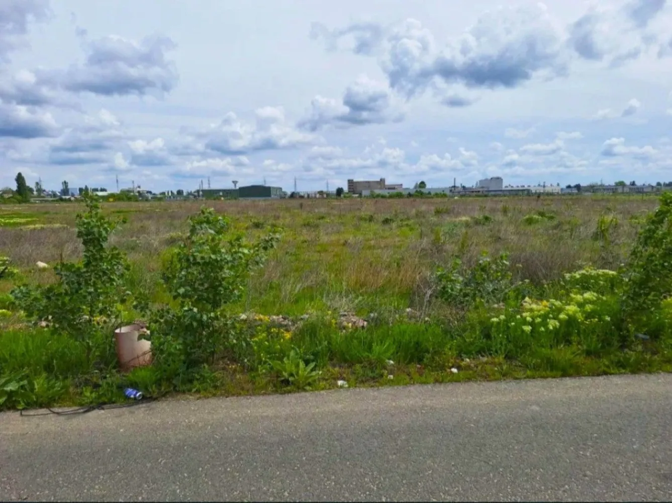 Vand teren in Theodor Pallady Sectorul 3 Bucuresti, - K Imobiliare propunem spre vânzare un teren intravilan situat în Theodor Pallady Sector 3, zona Gura Solcii, într-o zonă în plină dezvoltare, ideală pentru construcție rezidențială sau investiție.

Terenul are o suprafață de 1667 mp și beneficiază de o deschidere generoasă la stradă, fiind ușor accesibil.

 Localizare excelentă, cu acces rapid către zonele principale din București.

* Suprafață: 1667 mp
* Deschidere: aprox. 25 ml (conform schiței)
* Teren intravilan
* Acces direct din stradă

Utilități:

* Apă și canalizare disponibile în fața terenului (cămin existent pentru racordare)
* Electricitate în zonă
**Regim urbanistic:**
* Certificat de urbanism de informare disponibil
* Regim de înălțime: P+2

**Avantaje:**

* Zonă în dezvoltare rapidă
* Ideal pentru construcție casă / duplex / mic ansamblu rezidențial
* Investiție cu potențial ridicat de creștere
* Acces facil către oraș

---