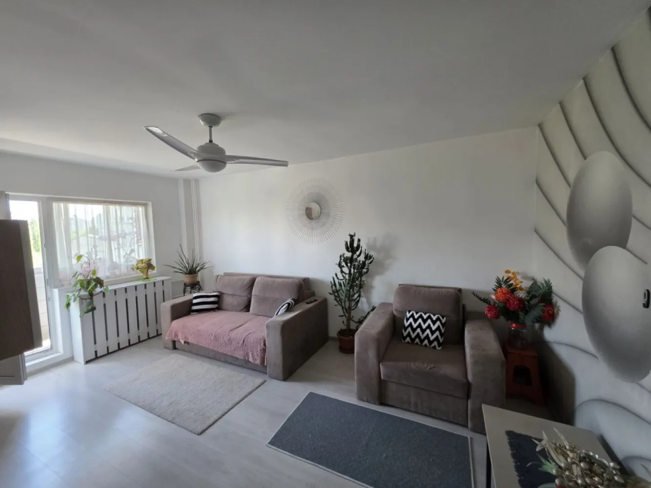 Dristor- Ramnicu Valcea - K-Imobiliare va ofera spre inchiriere un apartament renovat, mobilat si utilat in zona Lidl, situat la etajul 5 in bloc mixt, ultra-civilizat, cu lift nou reabilitat, liber, cu doua bai, mobilat modern, utilat. Se inchiriaza asa cum se vade in poze!
