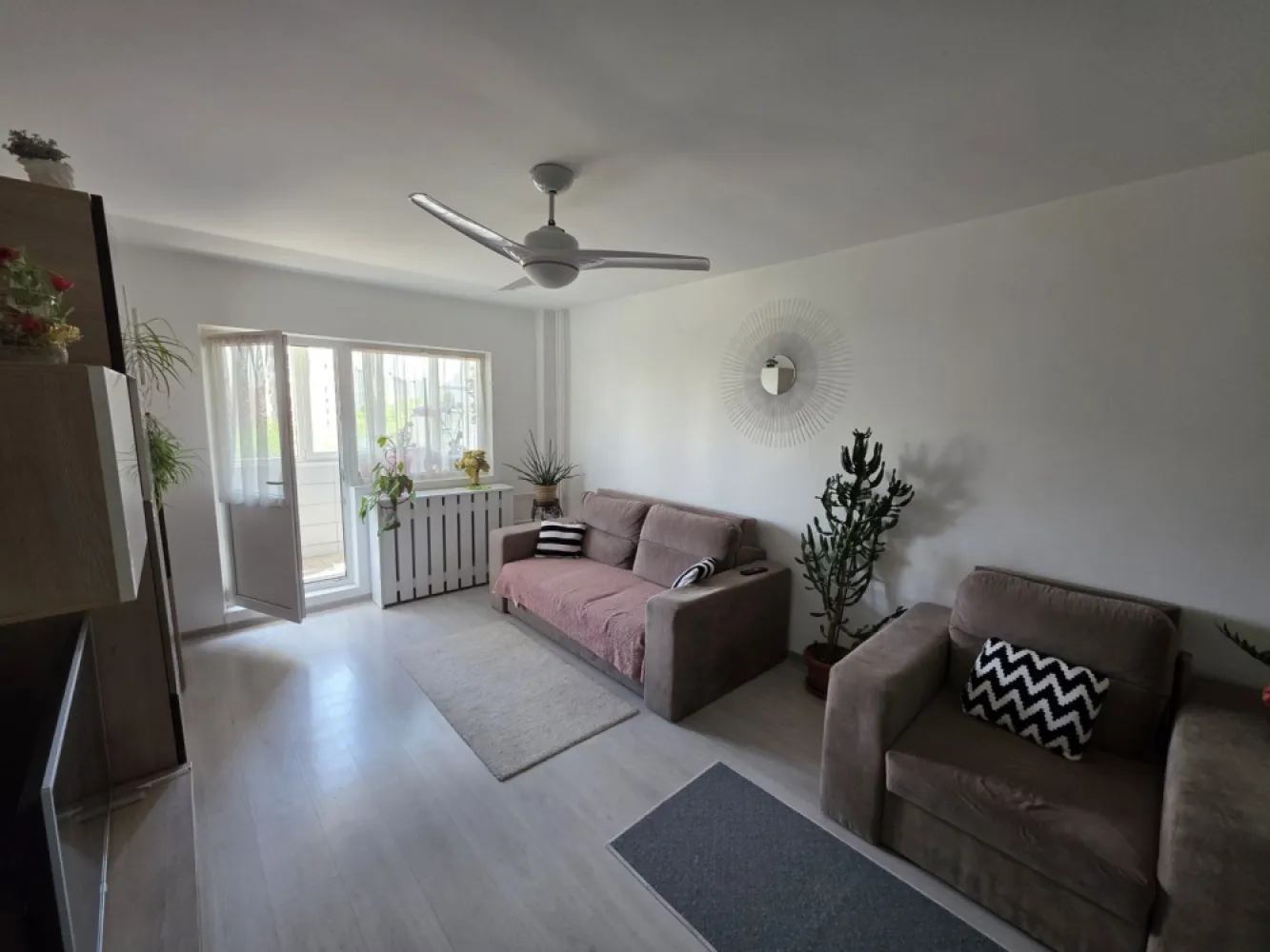Dristor- Ramnicu Valcea - K-Imobiliare va ofera spre inchiriere un apartament renovat, mobilat si utilat in zona Lidl, situat la etajul 5 in bloc mixt, ultra-civilizat, cu lift nou reabilitat, liber, cu doua bai, mobilat modern, utilat. Se inchiriaza asa cum se vade in poze!
