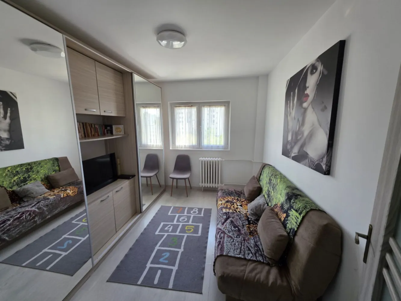 Dristor- Ramnicu Valcea - K-Imobiliare va ofera spre inchiriere un apartament renovat, mobilat si utilat in zona Lidl, situat la etajul 5 in bloc mixt, ultra-civilizat, cu lift nou reabilitat, liber, cu doua bai, mobilat modern, utilat. Se inchiriaza asa cum se vade in poze!