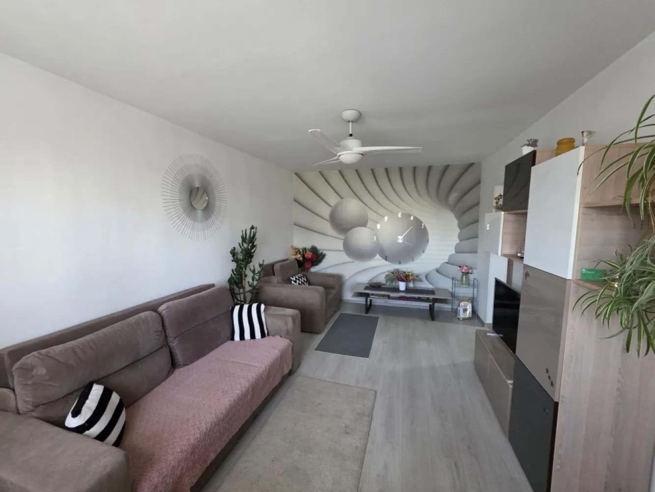 Dristor- Ramnicu Valcea - K-Imobiliare va ofera spre inchiriere un apartament renovat, mobilat si utilat in zona Lidl, situat la etajul 5 in bloc mixt, ultra-civilizat, cu lift nou reabilitat, liber, cu doua bai, mobilat modern, utilat. Se inchiriaza asa cum se vade in poze!