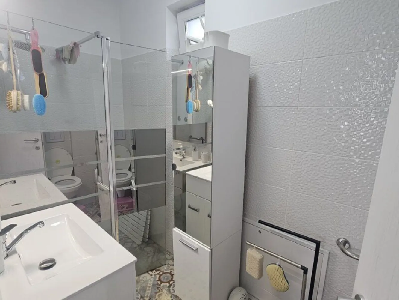 Popesti- Leordeni - K-Imobiliare Consult va ofera spre inchiriere o casa singur curte P+1E+M, compusa din living, trei dormitoare , spatiu recreational in mansarda, trei bai, bucatarie, terasa si curte. Casa este mobilata si utilata, curtea amenajata, toate utilitatile cu posibilitate de parcare auto in curte. Se preteaza atat pentru rezidential cat si pentru anumite domenii comerciale. Pret negociabil, contract ANAF.