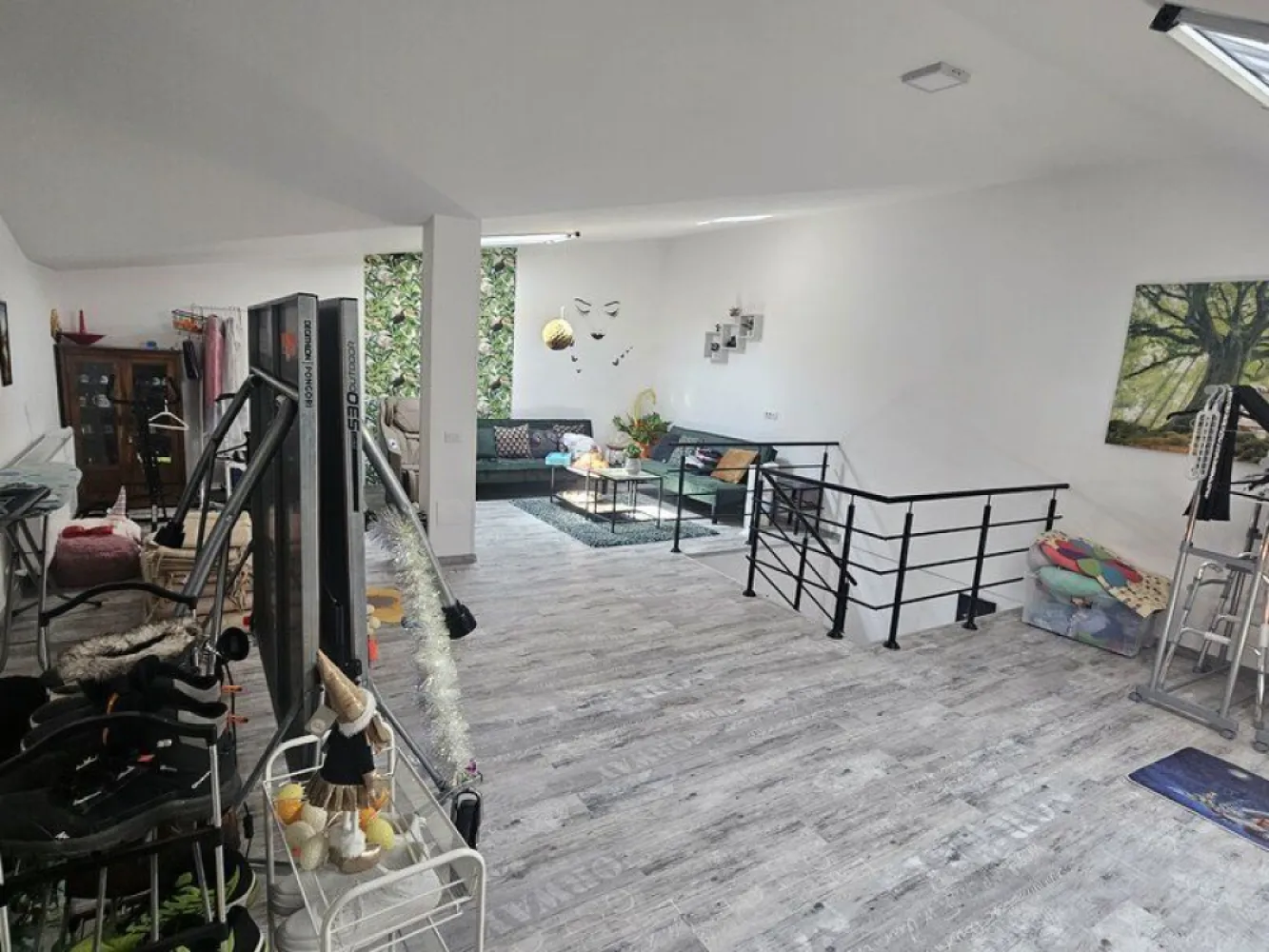 Popesti- Leordeni - K-Imobiliare Consult va ofera spre inchiriere o casa singur curte P+1E+M, compusa din living, trei dormitoare , spatiu recreational in mansarda, trei bai, bucatarie, terasa si curte. Casa este mobilata si utilata, curtea amenajata, toate utilitatile cu posibilitate de parcare auto in curte. Se preteaza atat pentru rezidential cat si pentru anumite domenii comerciale. Pret negociabil, contract ANAF.