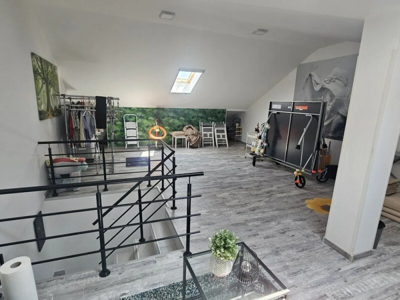 Popesti- Leordeni - K-Imobiliare Consult va ofera spre inchiriere o casa singur curte P+1E+M, compusa din living, trei dormitoare , spatiu recreational in mansarda, trei bai, bucatarie, terasa si curte. Casa este mobilata si utilata, curtea amenajata, toate utilitatile cu posibilitate de parcare auto in curte. Se preteaza atat pentru rezidential cat si pentru anumite domenii comerciale. Pret negociabil, contract ANAF.