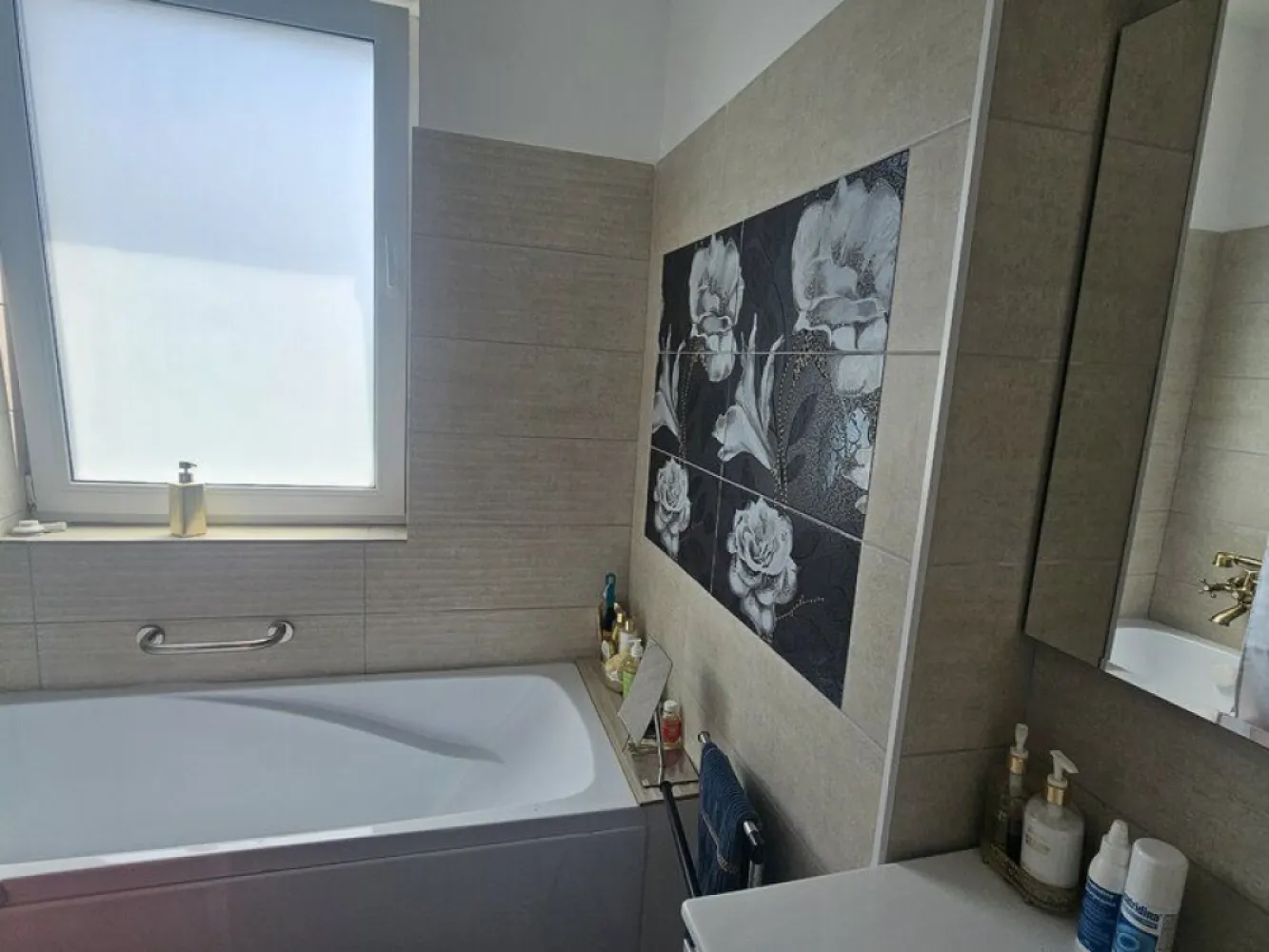Popesti- Leordeni - K-Imobiliare Consult va ofera spre inchiriere o casa singur curte P+1E+M, compusa din living, trei dormitoare , spatiu recreational in mansarda, trei bai, bucatarie, terasa si curte. Casa este mobilata si utilata, curtea amenajata, toate utilitatile cu posibilitate de parcare auto in curte. Se preteaza atat pentru rezidential cat si pentru anumite domenii comerciale. Pret negociabil, contract ANAF.