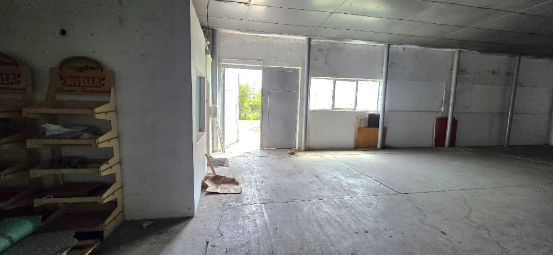 Hală de închiriat Popesti Leordeni – Șoseaua de Centură |273 mp - K Imobiliare** propune spre închiriere hală din cărămidă, situată în zona **Șoseaua de Centură – Popesti Leordeni, cu acces facil pentru transport și distribuție.
Detalii proprietate:
* Suprafață utilă: **273 mp**
* Construcție: **cărămidă**
* Înălțime: **4 m**
* Spațiu open space
* Acces facil TIR / utilitare
* Curte pentru manevră / parcare

Localizare excelentă:
* Aproape de centura București
* Acces rapid către oraș și autostrăzi
* Zonă industrială în dezvoltare

 Ideal pentru:

* Depozitare
* Logistică
* Activități de producție ușoară