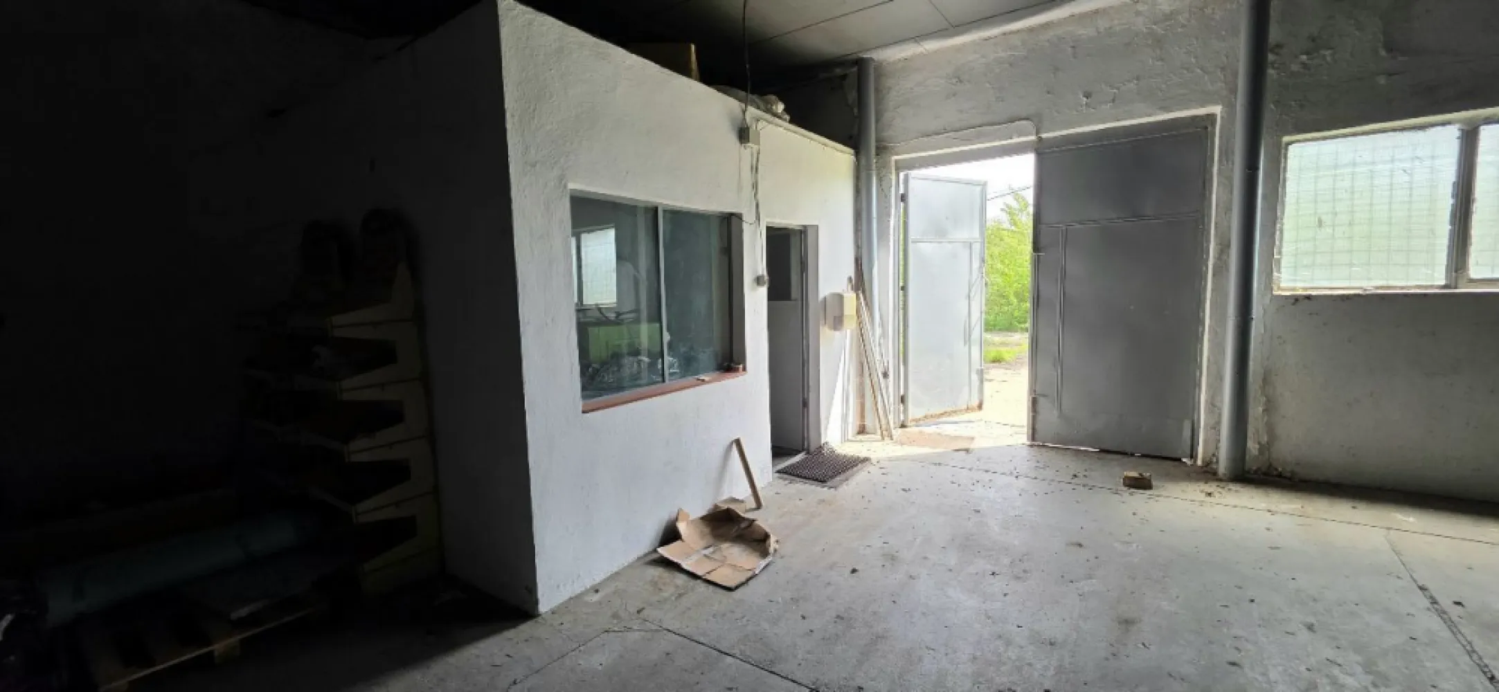 Hală de închiriat Popesti Leordeni – Șoseaua de Centură |273 mp - K Imobiliare** propune spre închiriere hală din cărămidă, situată în zona **Șoseaua de Centură – Popesti Leordeni, cu acces facil pentru transport și distribuție.
Detalii proprietate:
* Suprafață utilă: **273 mp**
* Construcție: **cărămidă**
* Înălțime: **4 m**
* Spațiu open space
* Acces facil TIR / utilitare
* Curte pentru manevră / parcare

Localizare excelentă:
* Aproape de centura București
* Acces rapid către oraș și autostrăzi
* Zonă industrială în dezvoltare

 Ideal pentru:

* Depozitare
* Logistică
* Activități de producție ușoară