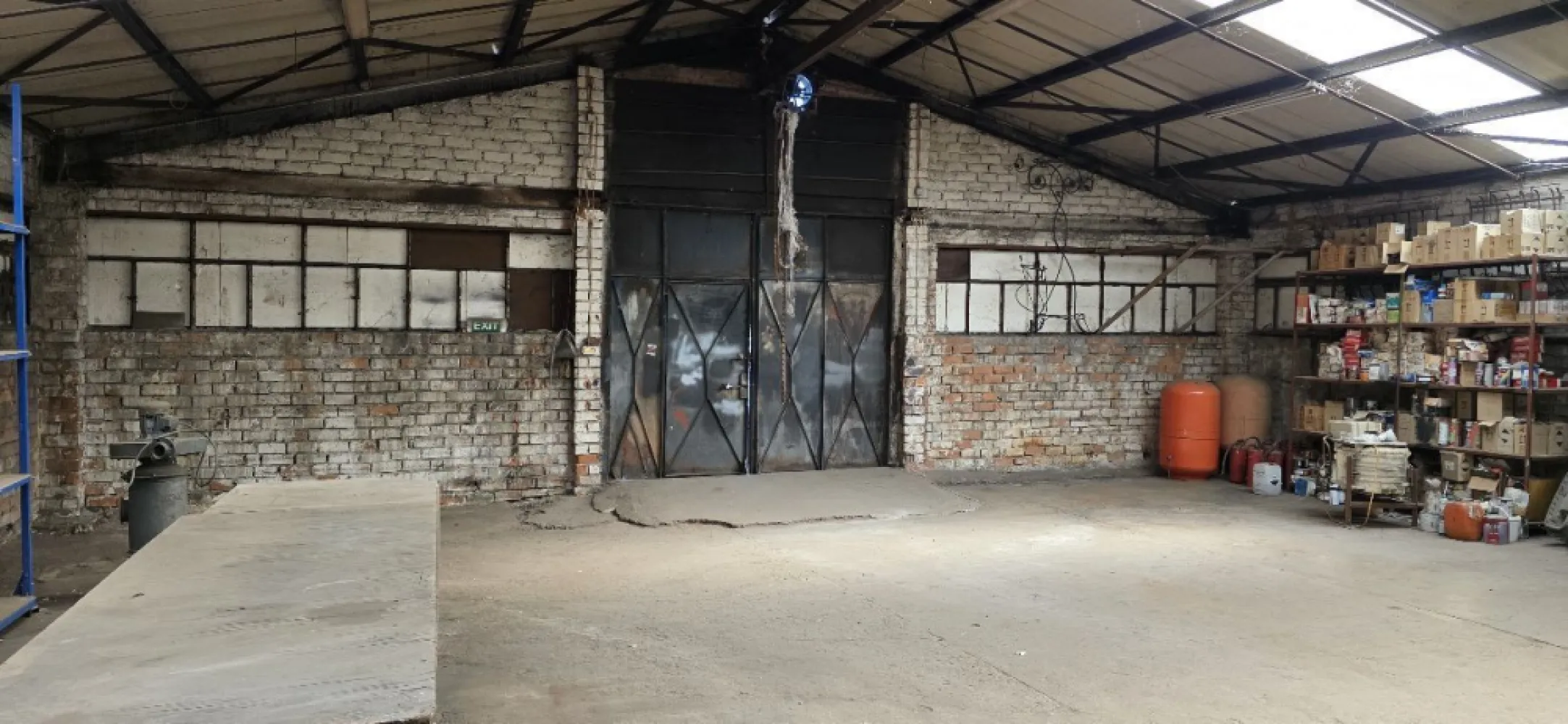 Hală de închiriat Sector 3 – Șos. Industriilor – 290 mp - K Imobiliare oferă spre închiriere hală industrială situată în Sector 3, zona Șos. Industriilor, ideală pentru depozitare, producție sau activități logistice.

Spațiul are o suprafață de 290 mp, compartimentare open-space, fiind potrivit pentru diverse tipuri de activitate.
Caracteristici:
Suprafață: 290 mp
Acces TIR facil
Curent trifazic
Ușă industrială de acces
Structură metalică + pereți din cărămidă
Înălțime generoasă
Iluminare naturală (panouri translucide acoperiș)
Pardoseală beton
Utilități:
Curent electric, posibilitate racordare alte utilități
Avantaje locație:
Zonă industrială activă
Acces rapid către artere principale
Ideal pentru depozit, atelier, producție