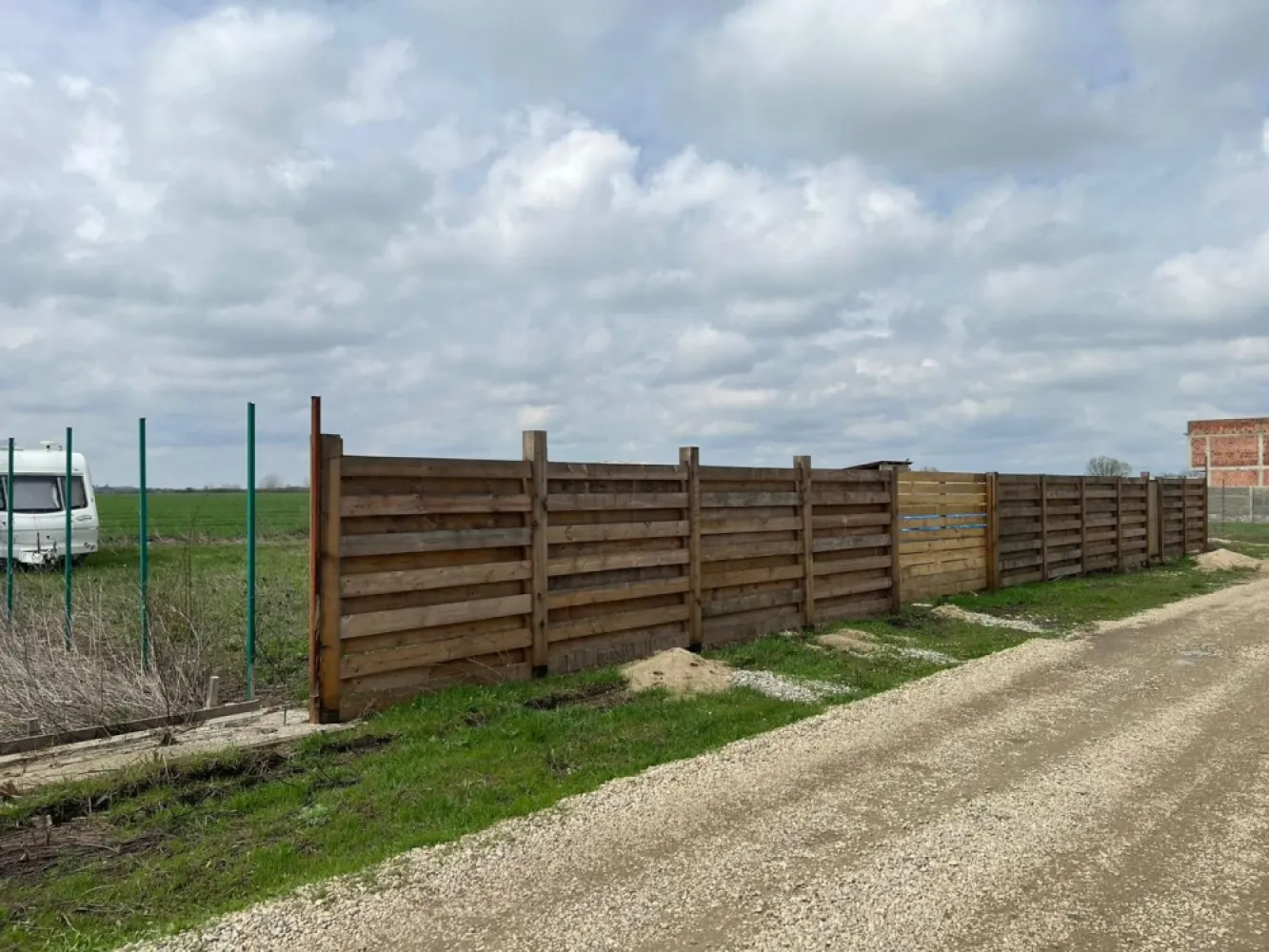 Teren 539 mp de vânzare Tunari proiect langa Green Space Tunari - K Imobiliare vă propune spre vânzare un teren intravilan cu suprafața de 539 mp, situat în Tunari, într-o zonă în plină dezvoltare, în imediata apropiere de Green Space Tunari.
Proprietatea beneficiază de o deschidere generoasă de 26 ml, oferind multiple posibilități de construire, ideală pentru locuință individuală sau investiție.

Un avantaj major îl reprezintă proiectul inclus, care vă permite să economisiți timp și costuri în procesul de autorizare și dezvoltare.

📍 Localizare excelentă:
Zonă rezidențială liniștită
Acces rapid către București
Aproape de facilități și zone verzi

📐 Detalii teren:
Suprafață: 539 mp
Deschidere: 26 ml
Regim: intravilan
Proiect: inclus

💡 Ideal pentru:
Construire casă individuală
Investiție imobiliară
Pentru mai multe detalii și vizionări, nu ezitați să ne contactați!
0750756788