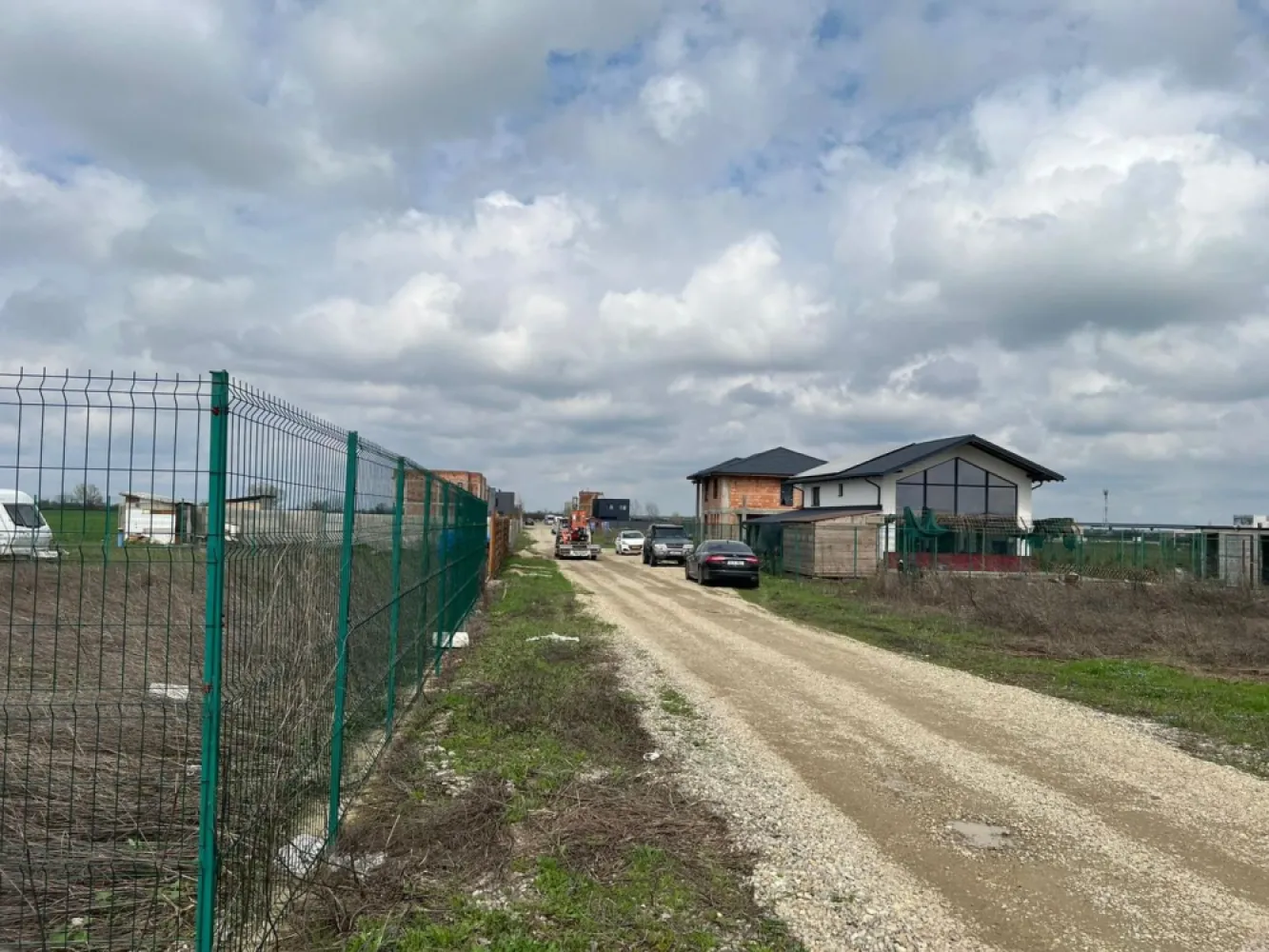 Teren 539 mp de vânzare Tunari proiect langa Green Space Tunari - K Imobiliare vă propune spre vânzare un teren intravilan cu suprafața de 539 mp, situat în Tunari, într-o zonă în plină dezvoltare, în imediata apropiere de Green Space Tunari.
Proprietatea beneficiază de o deschidere generoasă de 26 ml, oferind multiple posibilități de construire, ideală pentru locuință individuală sau investiție.

Un avantaj major îl reprezintă proiectul inclus, care vă permite să economisiți timp și costuri în procesul de autorizare și dezvoltare.

📍 Localizare excelentă:
Zonă rezidențială liniștită
Acces rapid către București
Aproape de facilități și zone verzi

📐 Detalii teren:
Suprafață: 539 mp
Deschidere: 26 ml
Regim: intravilan
Proiect: inclus

💡 Ideal pentru:
Construire casă individuală
Investiție imobiliară
Pentru mai multe detalii și vizionări, nu ezitați să ne contactați!
0750756788