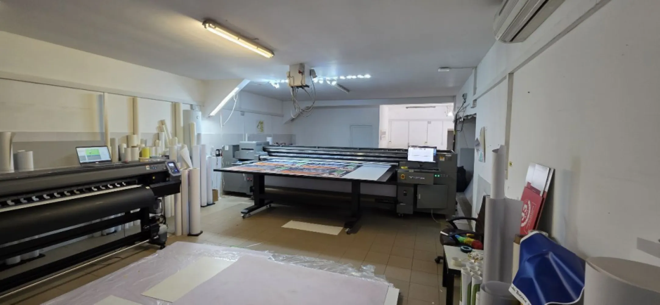 HALĂ PRODUCȚIE / DEPOZITARE – 500 MP – ZONA GIURGIULUI / STR. LUICA - K Imobiliare vă propune spre închiriere/vânzare o hală industrială funcțională, ideală pentru producție, depozitare sau activități comerciale, situată în zona Giurgiului – Str. Luica.

Localizare accesibilă– conexiune rapidă către artere principale, acces facil pentru transport marfă și TIR.

Caracteristici imobil:**

* Suprafață totală: **500 mp**
* Compartimentare eficientă: spații de producție, depozitare și birouri
* Zonă administrativă (birou)
* Spații auxiliare (depozitare, tehnic)
* Curte pentru acces și manevră

Dotări și utilități:

* Curent electric (putere industrială)
* Apă, canalizare
* Încălzire
* Ventilație
* Acces TIR

deal pentru:

* producție publicitară / tipografie
* depozit logistic
* atelier / service
* distribuție

💼 Spațiul este funcțional, cu posibilitate de preluare rapidă și adaptare în funcție de activitate.