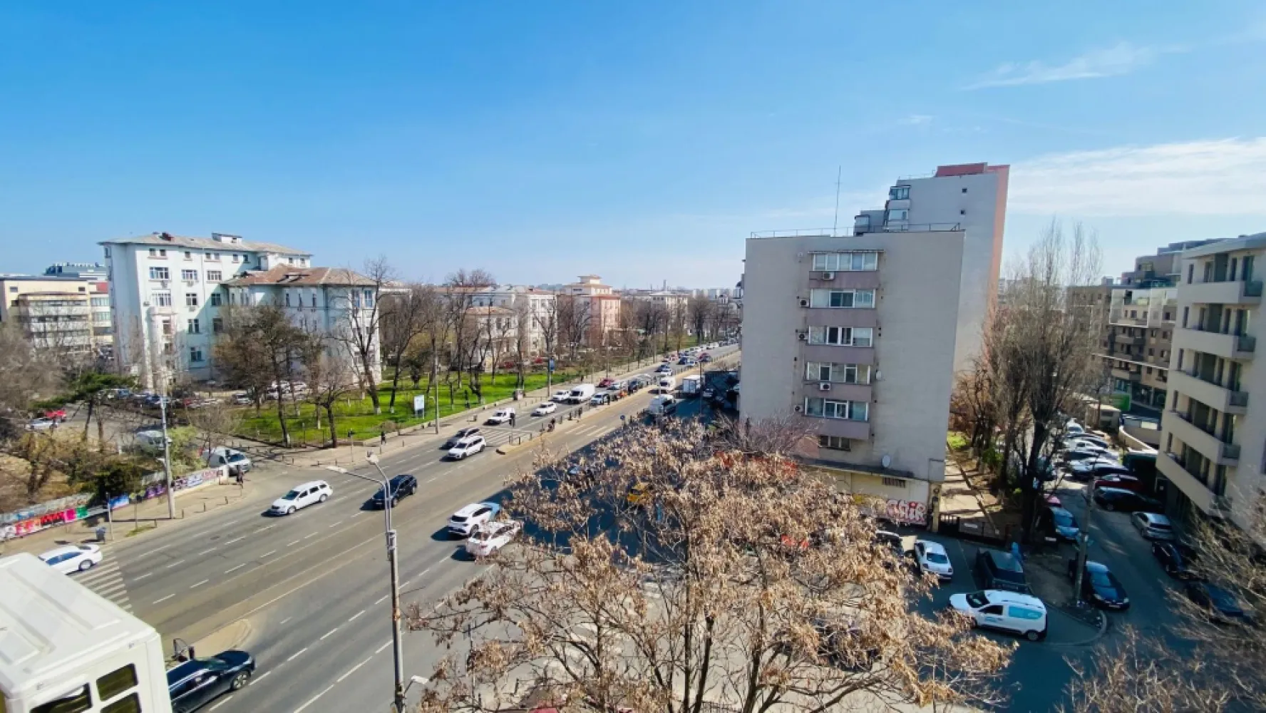Stefan cel Mare vizavi de Spitalul Colentina - K Imobiliare va propune spre inchiriere un apartament de 3 camere situat la etajul 5/6 al unui imobil recent anvelopat. Apartamentul are vederea spre curtea spitalului Colentina si este mobilat clasic, asa cum se vede si din fotografii. Acesta a fost recent renovat si are o unitate de aer conditionat. Inchirierea se face cu contract declarat la ANAF, iar pretul este negociabil.