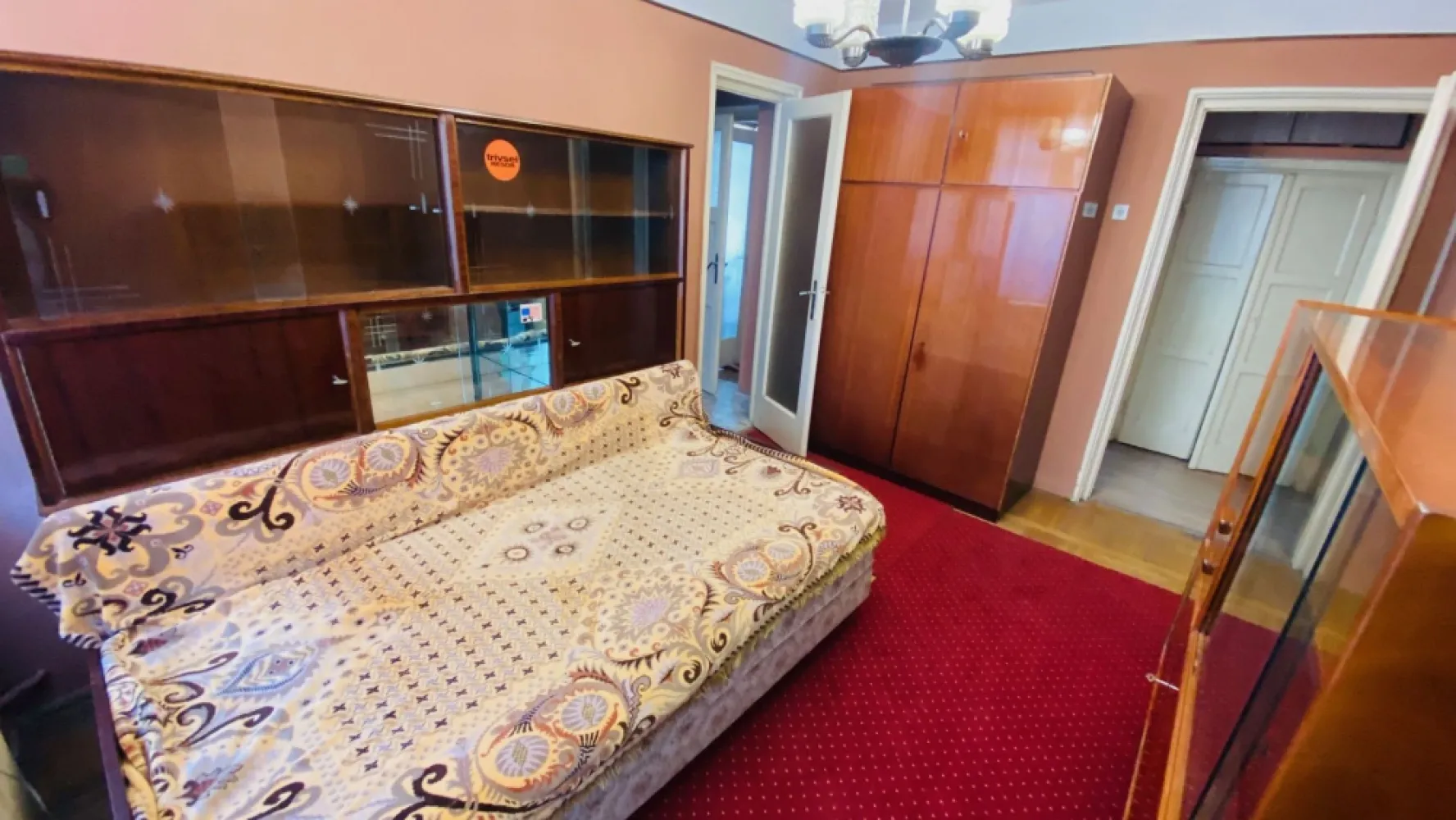 Stefan cel Mare vizavi de Spitalul Colentina - K Imobiliare va propune spre inchiriere un apartament de 3 camere situat la etajul 5/6 al unui imobil recent anvelopat. Apartamentul are vederea spre curtea spitalului Colentina si este mobilat clasic, asa cum se vede si din fotografii. Acesta a fost recent renovat si are o unitate de aer conditionat. Inchirierea se face cu contract declarat la ANAF, iar pretul este negociabil.