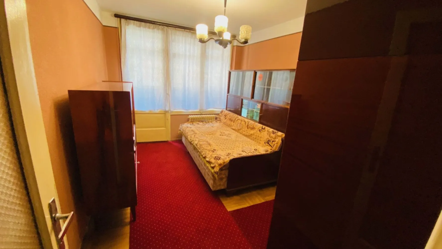 Stefan cel Mare vizavi de Spitalul Colentina - K Imobiliare va propune spre inchiriere un apartament de 3 camere situat la etajul 5/6 al unui imobil recent anvelopat. Apartamentul are vederea spre curtea spitalului Colentina si este mobilat clasic, asa cum se vede si din fotografii. Acesta a fost recent renovat si are o unitate de aer conditionat. Inchirierea se face cu contract declarat la ANAF, iar pretul este negociabil.