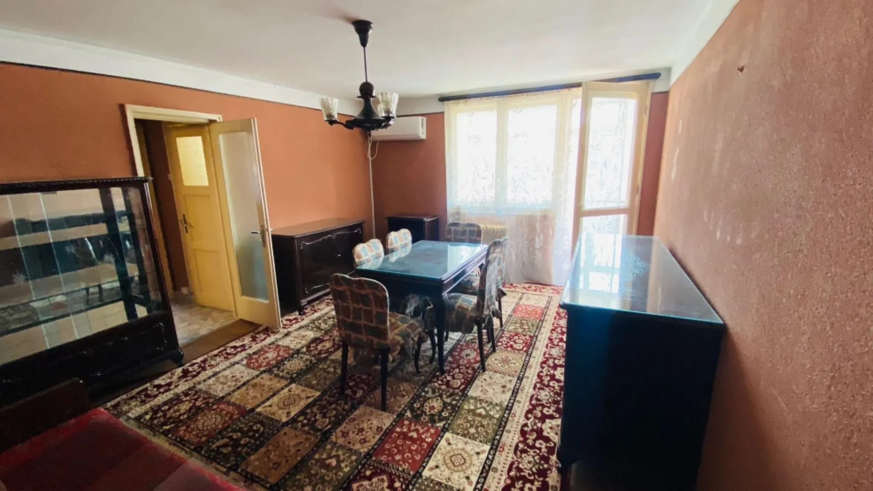 Stefan cel Mare vizavi de Spitalul Colentina - K Imobiliare va propune spre inchiriere un apartament de 3 camere situat la etajul 5/6 al unui imobil recent anvelopat. Apartamentul are vederea spre curtea spitalului Colentina si este mobilat clasic, asa cum se vede si din fotografii. Acesta a fost recent renovat si are o unitate de aer conditionat. Inchirierea se face cu contract declarat la ANAF, iar pretul este negociabil.
