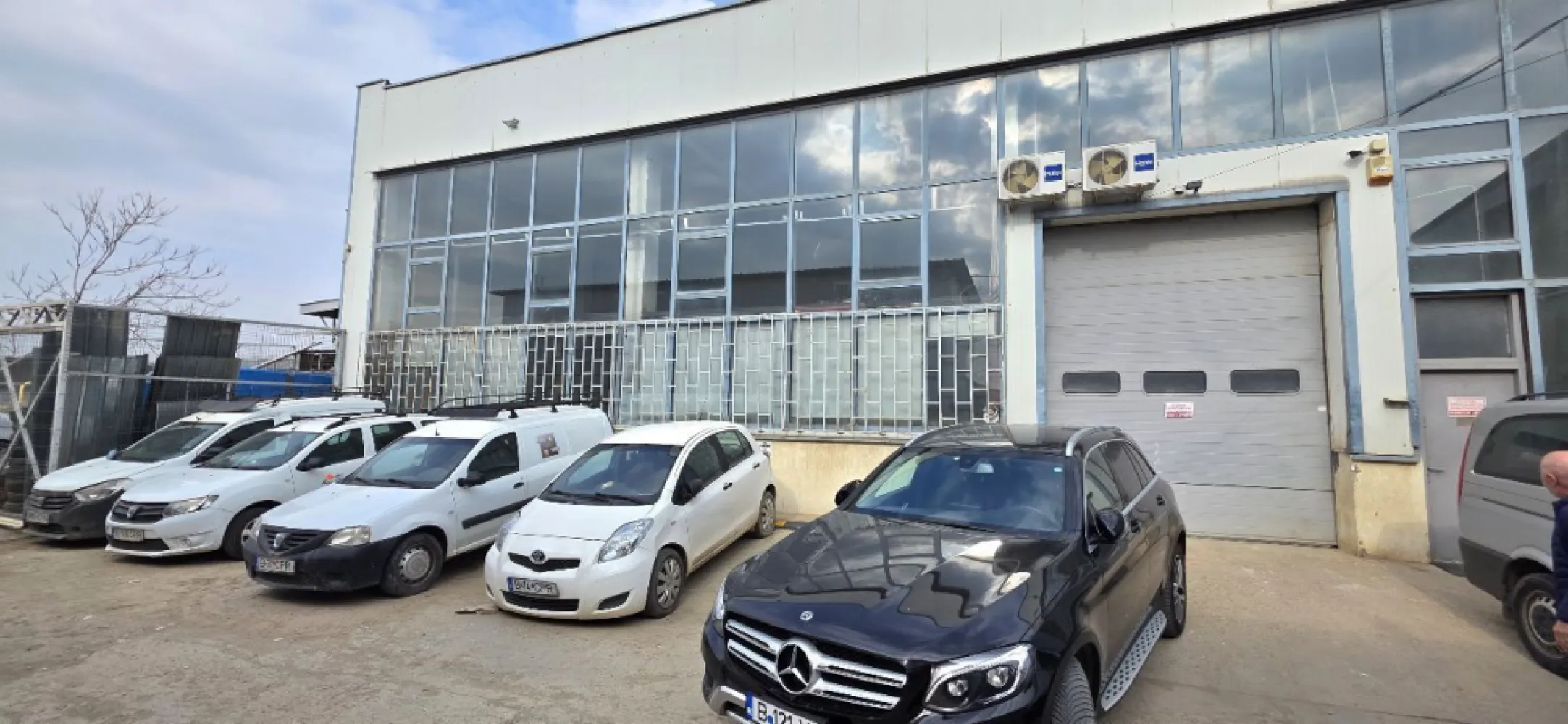 Republica spatiu industrial 450 mp de inchiriat - K Imobiliare propune in zona Republica hala idustriala din beton suprafata 450 mp , inaltime 6 ml , birouri amenajate, grup sanitar , curent trifazic usa de garaj .