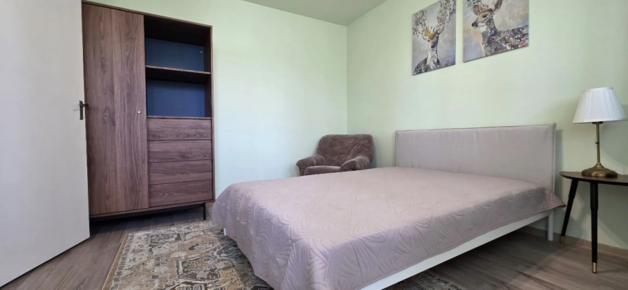 2 camere prima inchiriere Tineretului Dimitrie Cantemir - K Imobiliare oferă spre închiriere un apartament de 2 camere, situat în zona Tineretului – Bd. Dimitrie Cantemir, într-un bloc reabilitat termic, la etajul 3.

Apartamentul este recent renovat și se află la prima închiriere, fiind complet mobilat și utilat cu mobilier și electrocasnice noi, oferind un nivel ridicat de confort.

Compartimentarea este eficientă: living luminos, dormitor spațios, bucătărie complet utilată și baie modernă. Totul este pregătit pentru mutare imediată.

Dotări și avantaje:

Etaj 3 – poziționare ideală

Prima închiriere

Mobilier și electrocasnice noi

Bucătărie complet utilată

Bloc reabilitat termic (costuri reduse)

Acces rapid la metrou și mijloace de transport

La câteva minute de Parcul Tineretului

Aproape de magazine, restaurante și zone de interes

Detalii:

Etaj: 3

Suprafață: 50 mp

Disponibil imediat

Preț: 600 € / lună

Apartament ideal pentru persoane care își doresc confort, calitate și o locație excelentă.

Pentru mai multe informații și programarea unei vizionări, nu ezitați să mă contactați!