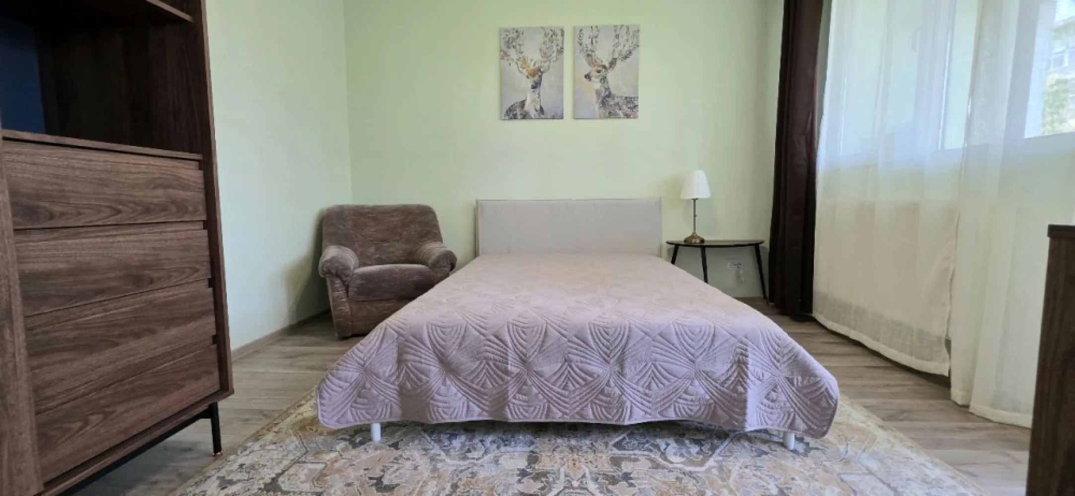 2 camere prima inchiriere Tineretului Dimitrie Cantemir - K Imobiliare oferă spre închiriere un apartament de 2 camere, situat în zona Tineretului – Bd. Dimitrie Cantemir, într-un bloc reabilitat termic, la etajul 3.

Apartamentul este recent renovat și se află la prima închiriere, fiind complet mobilat și utilat cu mobilier și electrocasnice noi, oferind un nivel ridicat de confort.

Compartimentarea este eficientă: living luminos, dormitor spațios, bucătărie complet utilată și baie modernă. Totul este pregătit pentru mutare imediată.

Dotări și avantaje:

Etaj 3 – poziționare ideală

Prima închiriere

Mobilier și electrocasnice noi

Bucătărie complet utilată

Bloc reabilitat termic (costuri reduse)

Acces rapid la metrou și mijloace de transport

La câteva minute de Parcul Tineretului

Aproape de magazine, restaurante și zone de interes

Detalii:

Etaj: 3

Suprafață: 50 mp

Disponibil imediat

Preț: 600 € / lună

Apartament ideal pentru persoane care își doresc confort, calitate și o locație excelentă.

Pentru mai multe informații și programarea unei vizionări, nu ezitați să mă contactați!