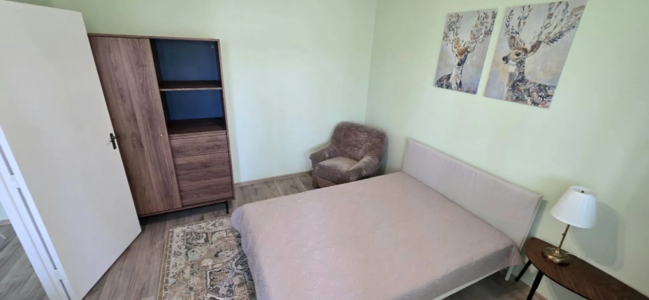 2 camere prima inchiriere Tineretului Dimitrie Cantemir - K Imobiliare oferă spre închiriere un apartament de 2 camere, situat în zona Tineretului – Bd. Dimitrie Cantemir, într-un bloc reabilitat termic, la etajul 3.

Apartamentul este recent renovat și se află la prima închiriere, fiind complet mobilat și utilat cu mobilier și electrocasnice noi, oferind un nivel ridicat de confort.

Compartimentarea este eficientă: living luminos, dormitor spațios, bucătărie complet utilată și baie modernă. Totul este pregătit pentru mutare imediată.

Dotări și avantaje:

Etaj 3 – poziționare ideală

Prima închiriere

Mobilier și electrocasnice noi

Bucătărie complet utilată

Bloc reabilitat termic (costuri reduse)

Acces rapid la metrou și mijloace de transport

La câteva minute de Parcul Tineretului

Aproape de magazine, restaurante și zone de interes

Detalii:

Etaj: 3

Suprafață: 50 mp

Disponibil imediat

Preț: 600 € / lună

Apartament ideal pentru persoane care își doresc confort, calitate și o locație excelentă.

Pentru mai multe informații și programarea unei vizionări, nu ezitați să mă contactați!