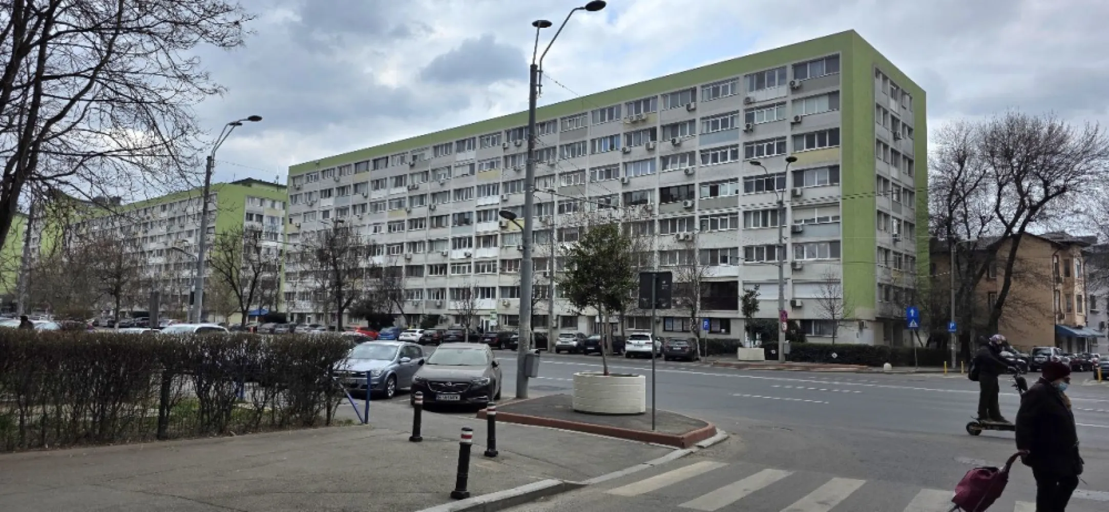 2 camere prima inchiriere Tineretului Dimitrie Cantemir - K Imobiliare oferă spre închiriere un apartament de 2 camere, situat în zona Tineretului – Bd. Dimitrie Cantemir, într-un bloc reabilitat termic, la etajul 3.

Apartamentul este recent renovat și se află la prima închiriere, fiind complet mobilat și utilat cu mobilier și electrocasnice noi, oferind un nivel ridicat de confort.

Compartimentarea este eficientă: living luminos, dormitor spațios, bucătărie complet utilată și baie modernă. Totul este pregătit pentru mutare imediată.

Dotări și avantaje:

Etaj 3 – poziționare ideală

Prima închiriere

Mobilier și electrocasnice noi

Bucătărie complet utilată

Bloc reabilitat termic (costuri reduse)

Acces rapid la metrou și mijloace de transport

La câteva minute de Parcul Tineretului

Aproape de magazine, restaurante și zone de interes

Detalii:

Etaj: 3

Suprafață: 50 mp

Disponibil imediat

Preț: 600 € / lună

Apartament ideal pentru persoane care își doresc confort, calitate și o locație excelentă.

Pentru mai multe informații și programarea unei vizionări, nu ezitați să mă contactați!