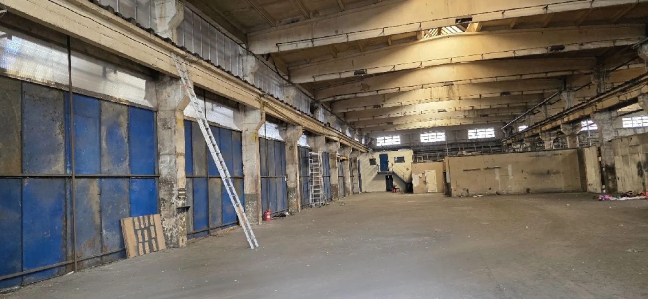 Industriilor Hala depozitare productie 600-2400 mp de inchiriat - K Imobiliare propune in zona Industriilor sector 3 hala 600-2400 mp hala productie depozitare , inaltime 8 m, curent trifazic , parcare ,
Spațiu mare open-space (probabil compartimentabil)
Înălțime bună (~8 m) → avantaj major pentru depozitare verticală / rafturi
Structură solidă din beton (stâlpi + grinzi)
Acces industrial (uși mari metalice)
Lumină naturală prin luminatoare
vantaje importante pentru chiriași
Suprafață flexibilă: 600 – 2400 mp
Curent trifazic → esențial pentru producție
Acces și parcare (important logistic)
Zonă industrială consacrată (Industriilor, Sector 3)
Ideală pentru:
depozitare
logistică ușoară
producție ușoară / atelier
service / distribuție