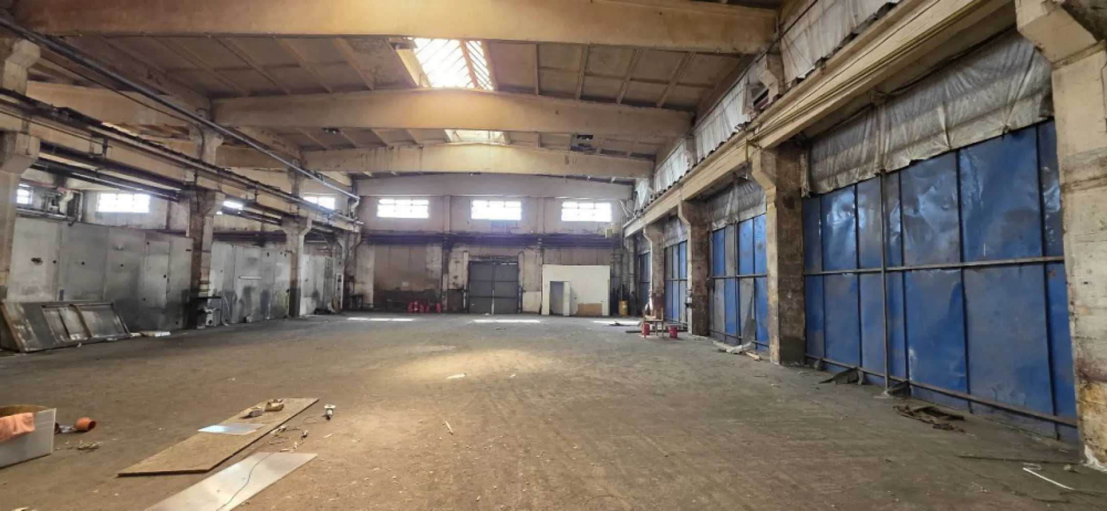 Industriilor Hala depozitare productie 600-2400 mp de inchiriat - K Imobiliare propune in zona Industriilor sector 3 hala 600-2400 mp hala productie depozitare , inaltime 8 m, curent trifazic , parcare ,
Spațiu mare open-space (probabil compartimentabil)
Înălțime bună (~8 m) → avantaj major pentru depozitare verticală / rafturi
Structură solidă din beton (stâlpi + grinzi)
Acces industrial (uși mari metalice)
Lumină naturală prin luminatoare
vantaje importante pentru chiriași
Suprafață flexibilă: 600 – 2400 mp
Curent trifazic → esențial pentru producție
Acces și parcare (important logistic)
Zonă industrială consacrată (Industriilor, Sector 3)
Ideală pentru:
depozitare
logistică ușoară
producție ușoară / atelier
service / distribuție