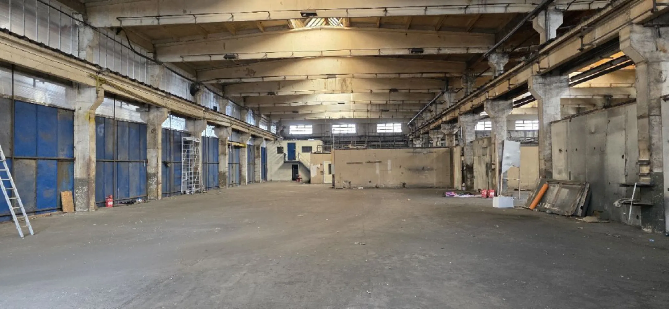 Industriilor Hala depozitare productie 600-2400 mp de inchiriat - K Imobiliare propune in zona Industriilor sector 3 hala 600-2400 mp hala productie depozitare , inaltime 8 m, curent trifazic , parcare ,
Spațiu mare open-space (probabil compartimentabil)
Înălțime bună (~8 m) → avantaj major pentru depozitare verticală / rafturi
Structură solidă din beton (stâlpi + grinzi)
Acces industrial (uși mari metalice)
Lumină naturală prin luminatoare
vantaje importante pentru chiriași
Suprafață flexibilă: 600 – 2400 mp
Curent trifazic → esențial pentru producție
Acces și parcare (important logistic)
Zonă industrială consacrată (Industriilor, Sector 3)
Ideală pentru:
depozitare
logistică ușoară
producție ușoară / atelier
service / distribuție
