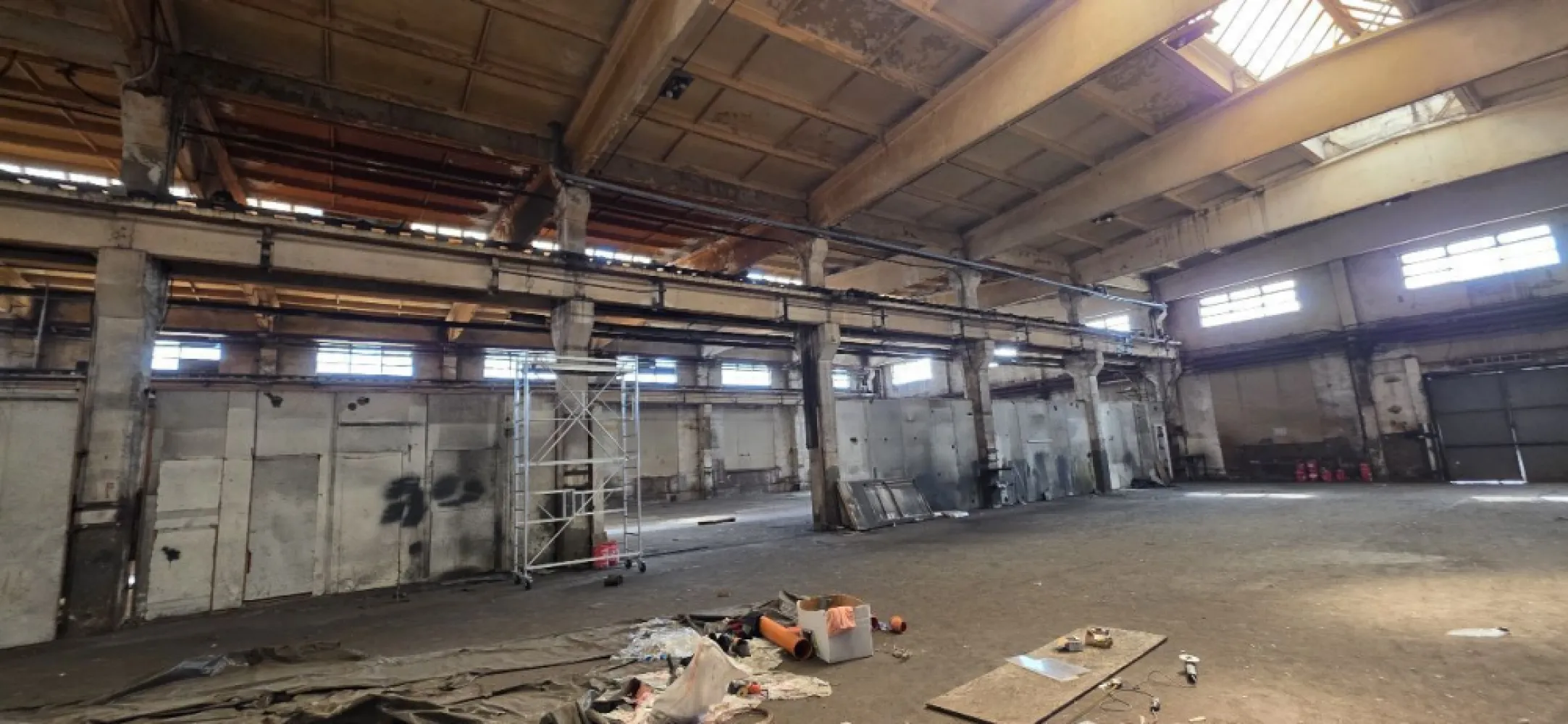 Industriilor Hala depozitare productie 600-2400 mp de inchiriat - K Imobiliare propune in zona Industriilor sector 3 hala 600-2400 mp hala productie depozitare , inaltime 8 m, curent trifazic , parcare ,
Spațiu mare open-space (probabil compartimentabil)
Înălțime bună (~8 m) → avantaj major pentru depozitare verticală / rafturi
Structură solidă din beton (stâlpi + grinzi)
Acces industrial (uși mari metalice)
Lumină naturală prin luminatoare
vantaje importante pentru chiriași
Suprafață flexibilă: 600 – 2400 mp
Curent trifazic → esențial pentru producție
Acces și parcare (important logistic)
Zonă industrială consacrată (Industriilor, Sector 3)
Ideală pentru:
depozitare
logistică ușoară
producție ușoară / atelier
service / distribuție