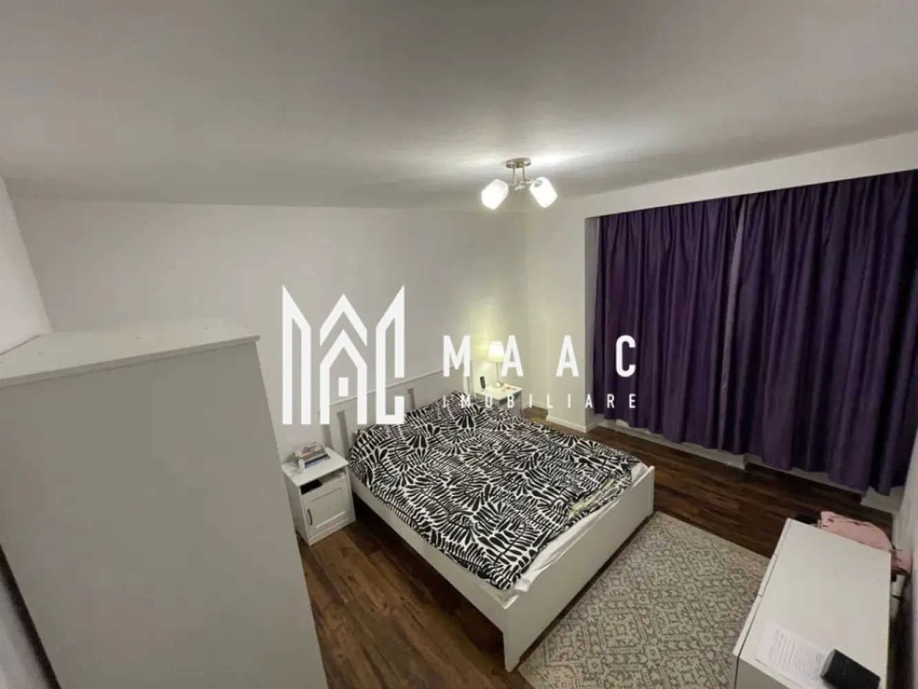 Apartament 2 camere I Decomandat I Loc de parcare I Turnisor - Va propunem spre vanzare un apartament de 2 camere decomandat situat la etajul 3/4 situat in zona Alma-Turnisor. Apartamentul dispune de un living generos și luminos, o bucătărie complet mobilată și utilată cu electrocasnice moderne, un dormitor primitor și elegant, o baie spațioasă cu finisaje premium și un balcon de 6 mp, perfect pentru momentele de relaxare. Avantaje și facilități: Localizare excelentă, aproape de magazine, transport în comun și sală de fitness Zonă liniștită și sigură, ideală pentru familii și cupluri Acces rapid la toate facilitățile esențiale Apartament mobilat cu gust și atenție la detalii Recomandare: Această proprietate este alegerea perfectă pentru cei care doresc să îmbine modernitatea cu confortul, într-o zonă în plină dezvoltare. Este ideală atât pentru locuință personală, cât și pentru investiție, având un potențial ridicat de închiriere datorită poziției și dotărilor. MAAC Imobiliare – Partenerul tău de încredere în găsirea locuinței perfecte! ID: CP2295778 }}