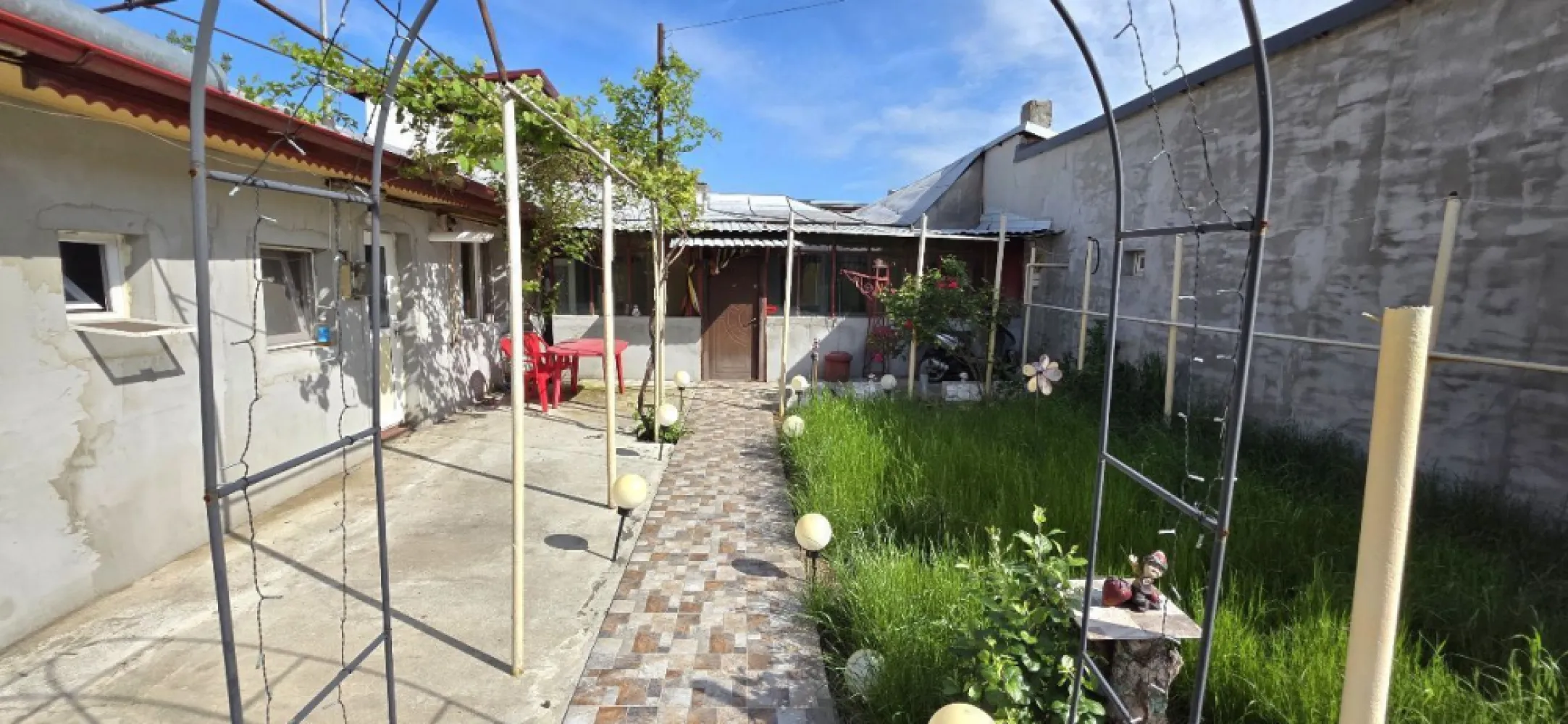 Sos. Alexandrie sector 5 casa parter 3 camere de vanzare - K Imobiliare oferă spre vânzare o casă situată în Sector 5, în zona Șoseaua Alexandriei, poziționată excelent, vis-a-vis de Penitenciarul Rahova, cu acces facil către mijloace de transport și principalele puncte de interes.

Imobilul este construit în anii 1960 și dispune de o compartimentare practică:

3 camere
bucătărie
baie

Suprafața utilă este de aproximativ 80 mp, amplasată pe un teren de 213 mp, oferind curte proprie, ideală pentru relaxare, grădină sau amenajare după preferințe.

Casa beneficiază de toate utilitățile și este dotată cu centrală termică pe gaz.

Proprietatea este locuibilă, dar oferă și potențial de modernizare, fiind potrivită atât pentru locuință, cât și pentru investiție.

Acte complete și la zi – disponibilă imediat.
