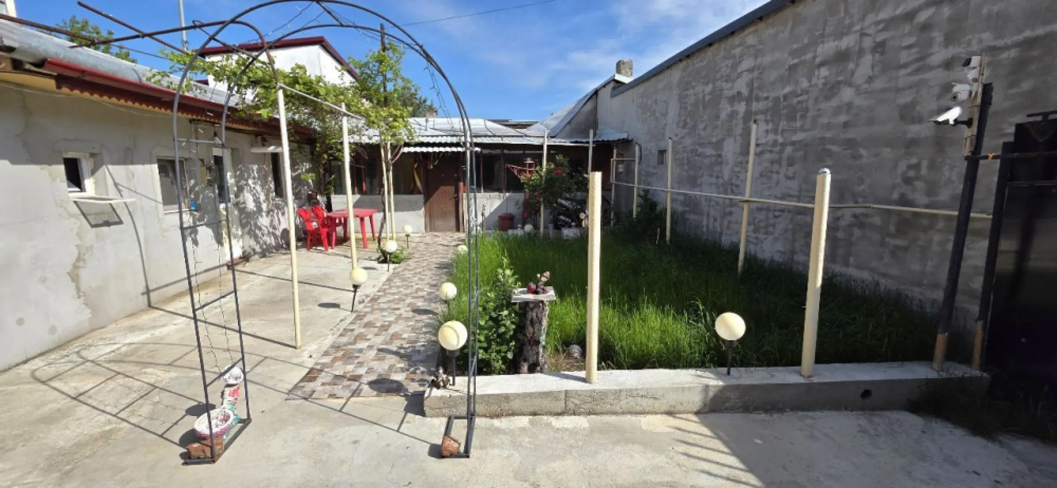 Sos. Alexandrie sector 5 casa parter 3 camere de vanzare - K Imobiliare oferă spre vânzare o casă situată în Sector 5, în zona Șoseaua Alexandriei, poziționată excelent, vis-a-vis de Penitenciarul Rahova, cu acces facil către mijloace de transport și principalele puncte de interes.

Imobilul este construit în anii 1960 și dispune de o compartimentare practică:

3 camere
bucătărie
baie

Suprafața utilă este de aproximativ 80 mp, amplasată pe un teren de 213 mp, oferind curte proprie, ideală pentru relaxare, grădină sau amenajare după preferințe.

Casa beneficiază de toate utilitățile și este dotată cu centrală termică pe gaz.

Proprietatea este locuibilă, dar oferă și potențial de modernizare, fiind potrivită atât pentru locuință, cât și pentru investiție.

Acte complete și la zi – disponibilă imediat.