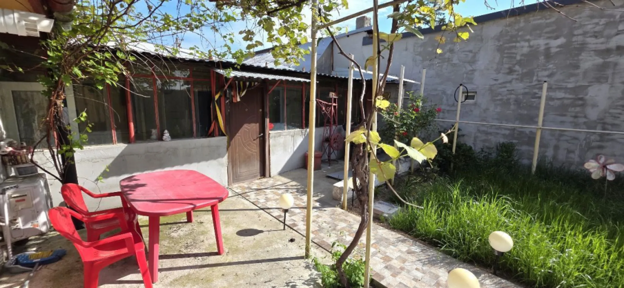 Sos. Alexandrie sector 5 casa parter 3 camere de vanzare - K Imobiliare oferă spre vânzare o casă situată în Sector 5, în zona Șoseaua Alexandriei, poziționată excelent, vis-a-vis de Penitenciarul Rahova, cu acces facil către mijloace de transport și principalele puncte de interes.

Imobilul este construit în anii 1960 și dispune de o compartimentare practică:

3 camere
bucătărie
baie

Suprafața utilă este de aproximativ 80 mp, amplasată pe un teren de 213 mp, oferind curte proprie, ideală pentru relaxare, grădină sau amenajare după preferințe.

Casa beneficiază de toate utilitățile și este dotată cu centrală termică pe gaz.

Proprietatea este locuibilă, dar oferă și potențial de modernizare, fiind potrivită atât pentru locuință, cât și pentru investiție.

Acte complete și la zi – disponibilă imediat.