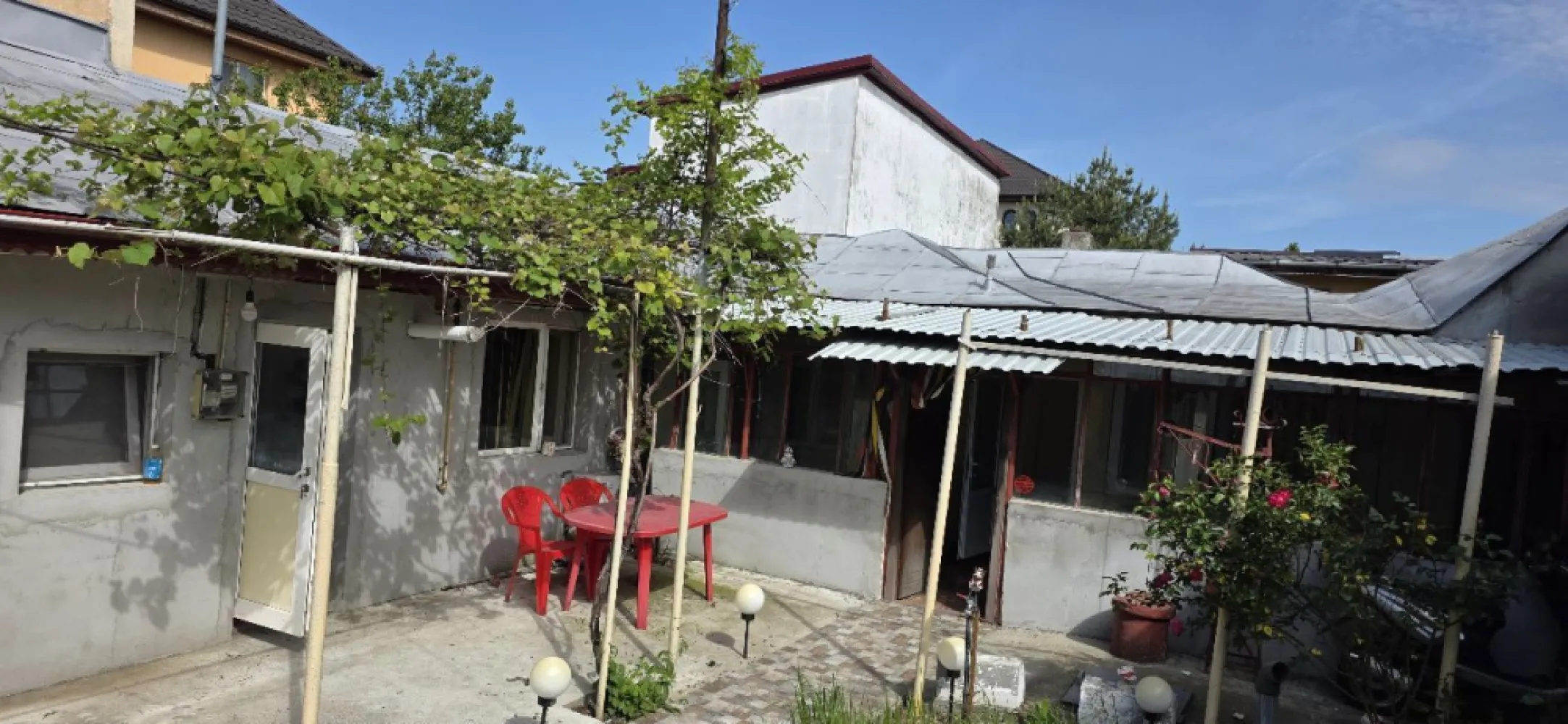 Sos. Alexandrie sector 5 casa parter 3 camere de vanzare - K Imobiliare oferă spre vânzare o casă situată în Sector 5, în zona Șoseaua Alexandriei, poziționată excelent, vis-a-vis de Penitenciarul Rahova, cu acces facil către mijloace de transport și principalele puncte de interes.

Imobilul este construit în anii 1960 și dispune de o compartimentare practică:

3 camere
bucătărie
baie

Suprafața utilă este de aproximativ 80 mp, amplasată pe un teren de 213 mp, oferind curte proprie, ideală pentru relaxare, grădină sau amenajare după preferințe.

Casa beneficiază de toate utilitățile și este dotată cu centrală termică pe gaz.

Proprietatea este locuibilă, dar oferă și potențial de modernizare, fiind potrivită atât pentru locuință, cât și pentru investiție.

Acte complete și la zi – disponibilă imediat.