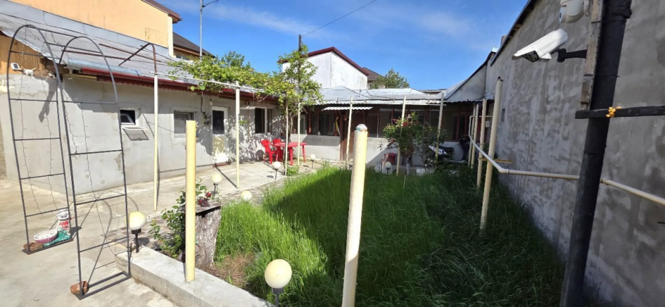 Sos. Alexandrie sector 5 casa parter 3 camere de vanzare - K Imobiliare oferă spre vânzare o casă situată în Sector 5, în zona Șoseaua Alexandriei, poziționată excelent, vis-a-vis de Penitenciarul Rahova, cu acces facil către mijloace de transport și principalele puncte de interes.

Imobilul este construit în anii 1960 și dispune de o compartimentare practică:

3 camere
bucătărie
baie

Suprafața utilă este de aproximativ 80 mp, amplasată pe un teren de 213 mp, oferind curte proprie, ideală pentru relaxare, grădină sau amenajare după preferințe.

Casa beneficiază de toate utilitățile și este dotată cu centrală termică pe gaz.

Proprietatea este locuibilă, dar oferă și potențial de modernizare, fiind potrivită atât pentru locuință, cât și pentru investiție.

Acte complete și la zi – disponibilă imediat.