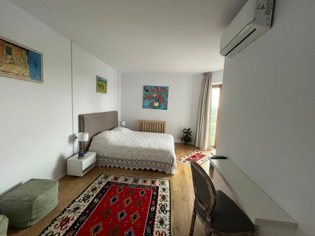 Piata Presei Libere apartament 3 camere de vanzare - K Imobiliare va propune in zona Piata Presei Libere apartament care arată foarte bine renovat, luminos și modern, cu un stil curat și aerisit. Se vede că a fost gândit pentru confort și estetică.

 Living
Spațios, open-space cu zona de dining
Multă lumină naturală datorită ferestrelor mari
Mobilier simplu, elegant
Bibliotecă încorporată + TV montat pe perete → aspect ordonat

Amplasată lângă balcon
Foarte luminoasă
Masă din sticlă + scaune elegante → senzație de spațiu
 Dormitoare
Luminoase, cu acces sau vedere spre exterior
Mobilate minimalist, dar plăcut
Un dormitor are birou (bun pentru work from home)
Aer condiționat instalat

 Băi
Design modern
Duș walk-in
Finisaje curate și actuale
Terasă & priveliște (mare plus)
Balcon curbat – element arhitectural rar
Priveliște deschisă spre oraș și spațiu verde
Etaj înalt → lumină + intimitate

 Compartimentare & suprafață
~92 mp utili + ~12 mp terasă = ~104 mp total
Compartimentare eficientă:
Separare bună zi/noapte
Spații de depozitare (hol + dressing)
🏢 Bloc & facilități
Construit în 2007
Dotări importante:
Sală fitness
Curățătorie
Restaurant
Pază 24/7
Lifturi Schindler

Foarte luminos
Terasă + vedere spectaculoasă
Complet mobilat (gata de mutare)
Renovare modernă
Facilități multiple în complex

Este un apartament foarte bun ca lifestyle, potrivit pentru:
cuplu sau familie mică
persoane care apreciază lumina naturală și view-ul
cineva care vrea să se mute fără renovări