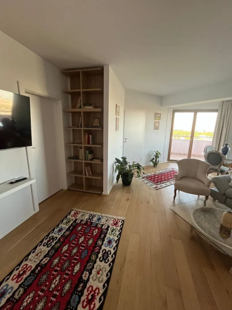 Piata Presei Libere apartament 3 camere de vanzare - K Imobiliare va propune in zona Piata Presei Libere apartament care arată foarte bine renovat, luminos și modern, cu un stil curat și aerisit. Se vede că a fost gândit pentru confort și estetică.

 Living
Spațios, open-space cu zona de dining
Multă lumină naturală datorită ferestrelor mari
Mobilier simplu, elegant
Bibliotecă încorporată + TV montat pe perete → aspect ordonat

Amplasată lângă balcon
Foarte luminoasă
Masă din sticlă + scaune elegante → senzație de spațiu
 Dormitoare
Luminoase, cu acces sau vedere spre exterior
Mobilate minimalist, dar plăcut
Un dormitor are birou (bun pentru work from home)
Aer condiționat instalat

 Băi
Design modern
Duș walk-in
Finisaje curate și actuale
Terasă & priveliște (mare plus)
Balcon curbat – element arhitectural rar
Priveliște deschisă spre oraș și spațiu verde
Etaj înalt → lumină + intimitate

 Compartimentare & suprafață
~92 mp utili + ~12 mp terasă = ~104 mp total
Compartimentare eficientă:
Separare bună zi/noapte
Spații de depozitare (hol + dressing)
🏢 Bloc & facilități
Construit în 2007
Dotări importante:
Sală fitness
Curățătorie
Restaurant
Pază 24/7
Lifturi Schindler

Foarte luminos
Terasă + vedere spectaculoasă
Complet mobilat (gata de mutare)
Renovare modernă
Facilități multiple în complex

Este un apartament foarte bun ca lifestyle, potrivit pentru:
cuplu sau familie mică
persoane care apreciază lumina naturală și view-ul
cineva care vrea să se mute fără renovări
