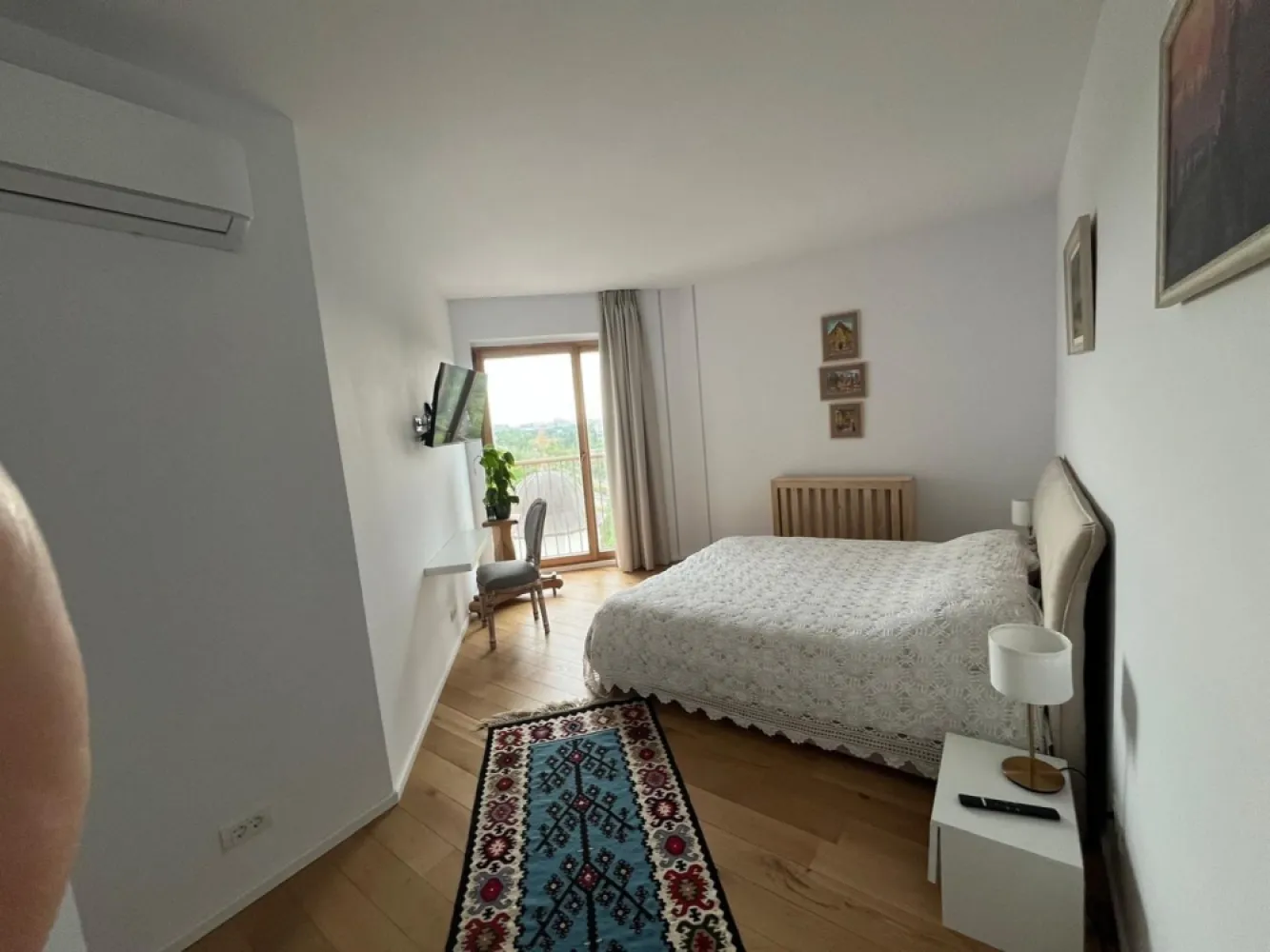 Piata Presei Libere apartament 3 camere de vanzare - K Imobiliare va propune in zona Piata Presei Libere apartament care arată foarte bine renovat, luminos și modern, cu un stil curat și aerisit. Se vede că a fost gândit pentru confort și estetică.

 Living
Spațios, open-space cu zona de dining
Multă lumină naturală datorită ferestrelor mari
Mobilier simplu, elegant
Bibliotecă încorporată + TV montat pe perete → aspect ordonat

Amplasată lângă balcon
Foarte luminoasă
Masă din sticlă + scaune elegante → senzație de spațiu
 Dormitoare
Luminoase, cu acces sau vedere spre exterior
Mobilate minimalist, dar plăcut
Un dormitor are birou (bun pentru work from home)
Aer condiționat instalat

 Băi
Design modern
Duș walk-in
Finisaje curate și actuale
Terasă & priveliște (mare plus)
Balcon curbat – element arhitectural rar
Priveliște deschisă spre oraș și spațiu verde
Etaj înalt → lumină + intimitate

 Compartimentare & suprafață
~92 mp utili + ~12 mp terasă = ~104 mp total
Compartimentare eficientă:
Separare bună zi/noapte
Spații de depozitare (hol + dressing)
🏢 Bloc & facilități
Construit în 2007
Dotări importante:
Sală fitness
Curățătorie
Restaurant
Pază 24/7
Lifturi Schindler

Foarte luminos
Terasă + vedere spectaculoasă
Complet mobilat (gata de mutare)
Renovare modernă
Facilități multiple în complex

Este un apartament foarte bun ca lifestyle, potrivit pentru:
cuplu sau familie mică
persoane care apreciază lumina naturală și view-ul
cineva care vrea să se mute fără renovări
