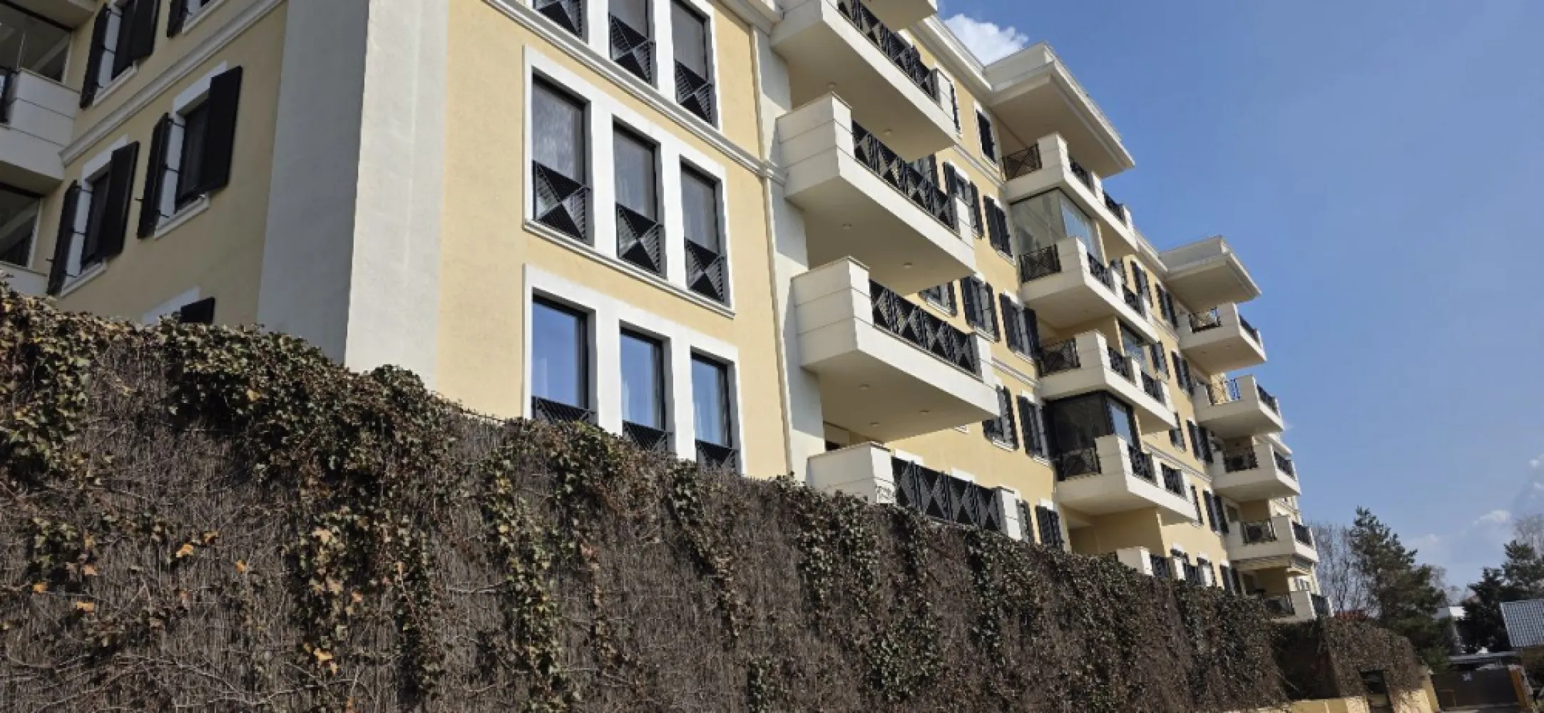 Apartament premium 4 camere Complex Triana Pipera - K Imobiliare propune in zona Pipera complex rezidential Triana cu multiple facilitati cum ar fii : gradinta , sala de spot , piscina , parcare subterana , apartament 4 camere de vanzare etaj 3 , suprafata utila 101 mp care dispune de terasa , 3 grupuri sanitare , fiind foarte bine comparimentat.
Obs: locul de parcare se vinde seprat si are pretul de 15.000 euro +tva

Apartament premium 4 camere | Complex Triana Pipera | Terasă | Facilități exclusiviste

K Imobiliare vă propune spre vânzare un apartament deosebit cu 4 camere, situat în zona Pipera, în cadrul complexului rezidențial Triana – un ansamblu modern ce oferă confort, intimitate și facilități premium.

Apartamentul este amplasat la etajul 3 și are o suprafață utilă de 101 mp, fiind foarte bine compartimentat. Proprietatea dispune de un living spațios, 3 dormitoare, bucătărie, 3 grupuri sanitare și o terasă generoasă, ideală pentru relaxare.

Finisajele sunt moderne și de calitate superioară, iar designul interior oferă un ambient elegant și funcțional.

**Facilități complex:**

* Piscină exterioară
* Sală de fitness
* Grădiniță
* Parcare subterană
* Spații verzi amenajate
* Acces securizat

Locația oferă acces rapid către principalele puncte de interes din zona de nord a Bucureștiului.

**Parcare:** Loc de parcare subteran disponibil contra cost – 15.000 € + TVA