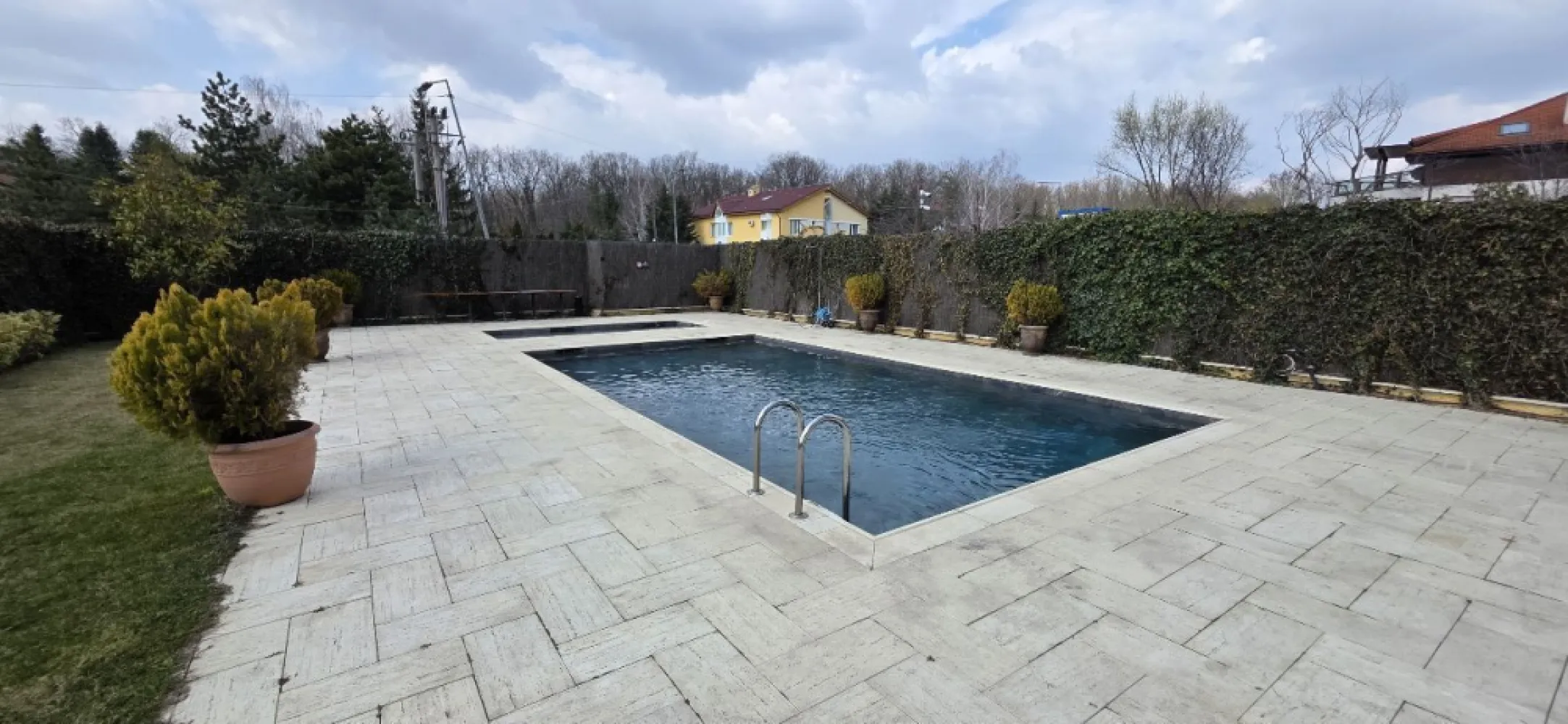 Apartament premium 4 camere Complex Triana Pipera - K Imobiliare propune in zona Pipera complex rezidential Triana cu multiple facilitati cum ar fii : gradinta , sala de spot , piscina , parcare subterana , apartament 4 camere de vanzare etaj 3 , suprafata utila 101 mp care dispune de terasa , 3 grupuri sanitare , fiind foarte bine comparimentat.
Obs: locul de parcare se vinde seprat si are pretul de 15.000 euro +tva

Apartament premium 4 camere | Complex Triana Pipera | Terasă | Facilități exclusiviste

K Imobiliare vă propune spre vânzare un apartament deosebit cu 4 camere, situat în zona Pipera, în cadrul complexului rezidențial Triana – un ansamblu modern ce oferă confort, intimitate și facilități premium.

Apartamentul este amplasat la etajul 3 și are o suprafață utilă de 101 mp, fiind foarte bine compartimentat. Proprietatea dispune de un living spațios, 3 dormitoare, bucătărie, 3 grupuri sanitare și o terasă generoasă, ideală pentru relaxare.

Finisajele sunt moderne și de calitate superioară, iar designul interior oferă un ambient elegant și funcțional.

**Facilități complex:**

* Piscină exterioară
* Sală de fitness
* Grădiniță
* Parcare subterană
* Spații verzi amenajate
* Acces securizat

Locația oferă acces rapid către principalele puncte de interes din zona de nord a Bucureștiului.

**Parcare:** Loc de parcare subteran disponibil contra cost – 15.000 € + TVA