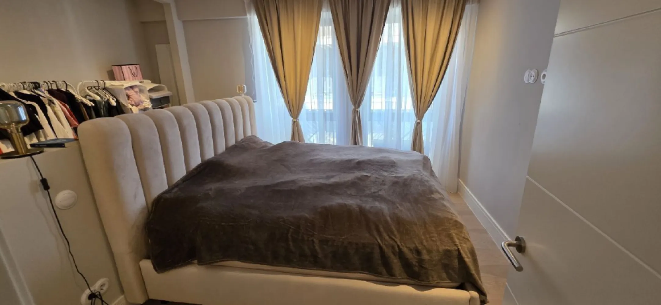 Apartament premium 4 camere Complex Triana Pipera - K Imobiliare propune in zona Pipera complex rezidential Triana cu multiple facilitati cum ar fii : gradinta , sala de spot , piscina , parcare subterana , apartament 4 camere de vanzare etaj 3 , suprafata utila 101 mp care dispune de terasa , 3 grupuri sanitare , fiind foarte bine comparimentat.
Obs: locul de parcare se vinde seprat si are pretul de 15.000 euro +tva

Apartament premium 4 camere | Complex Triana Pipera | Terasă | Facilități exclusiviste

K Imobiliare vă propune spre vânzare un apartament deosebit cu 4 camere, situat în zona Pipera, în cadrul complexului rezidențial Triana – un ansamblu modern ce oferă confort, intimitate și facilități premium.

Apartamentul este amplasat la etajul 3 și are o suprafață utilă de 101 mp, fiind foarte bine compartimentat. Proprietatea dispune de un living spațios, 3 dormitoare, bucătărie, 3 grupuri sanitare și o terasă generoasă, ideală pentru relaxare.

Finisajele sunt moderne și de calitate superioară, iar designul interior oferă un ambient elegant și funcțional.

**Facilități complex:**

* Piscină exterioară
* Sală de fitness
* Grădiniță
* Parcare subterană
* Spații verzi amenajate
* Acces securizat

Locația oferă acces rapid către principalele puncte de interes din zona de nord a Bucureștiului.

**Parcare:** Loc de parcare subteran disponibil contra cost – 15.000 € + TVA