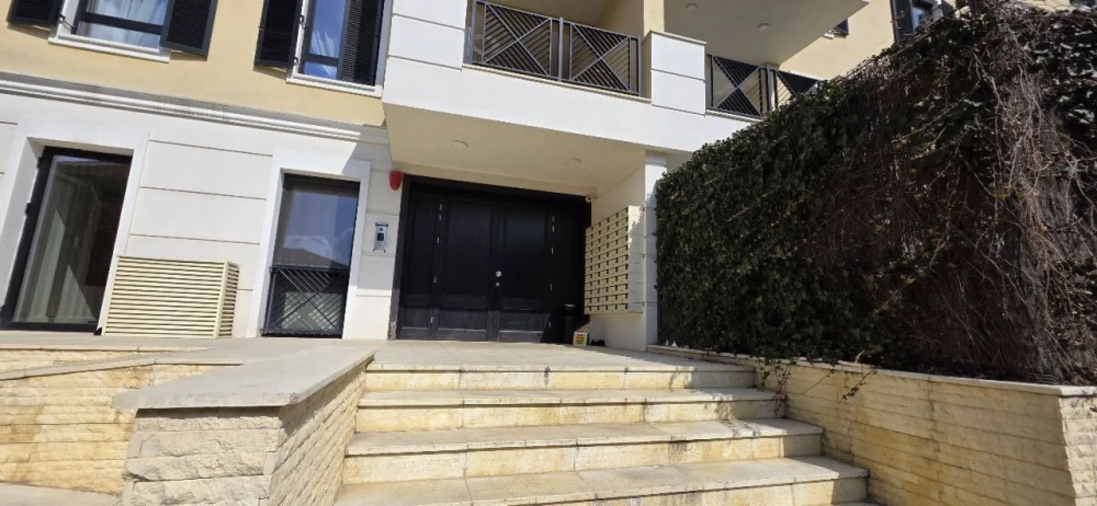 Apartament premium 4 camere Complex Triana Pipera - K Imobiliare propune in zona Pipera complex rezidential Triana cu multiple facilitati cum ar fii : gradinta , sala de spot , piscina , parcare subterana , apartament 4 camere de vanzare etaj 3 , suprafata utila 101 mp care dispune de terasa , 3 grupuri sanitare , fiind foarte bine comparimentat.
Obs: locul de parcare se vinde seprat si are pretul de 15.000 euro +tva

Apartament premium 4 camere | Complex Triana Pipera | Terasă | Facilități exclusiviste

K Imobiliare vă propune spre vânzare un apartament deosebit cu 4 camere, situat în zona Pipera, în cadrul complexului rezidențial Triana – un ansamblu modern ce oferă confort, intimitate și facilități premium.

Apartamentul este amplasat la etajul 3 și are o suprafață utilă de 101 mp, fiind foarte bine compartimentat. Proprietatea dispune de un living spațios, 3 dormitoare, bucătărie, 3 grupuri sanitare și o terasă generoasă, ideală pentru relaxare.

Finisajele sunt moderne și de calitate superioară, iar designul interior oferă un ambient elegant și funcțional.

**Facilități complex:**

* Piscină exterioară
* Sală de fitness
* Grădiniță
* Parcare subterană
* Spații verzi amenajate
* Acces securizat

Locația oferă acces rapid către principalele puncte de interes din zona de nord a Bucureștiului.

**Parcare:** Loc de parcare subteran disponibil contra cost – 15.000 € + TVA